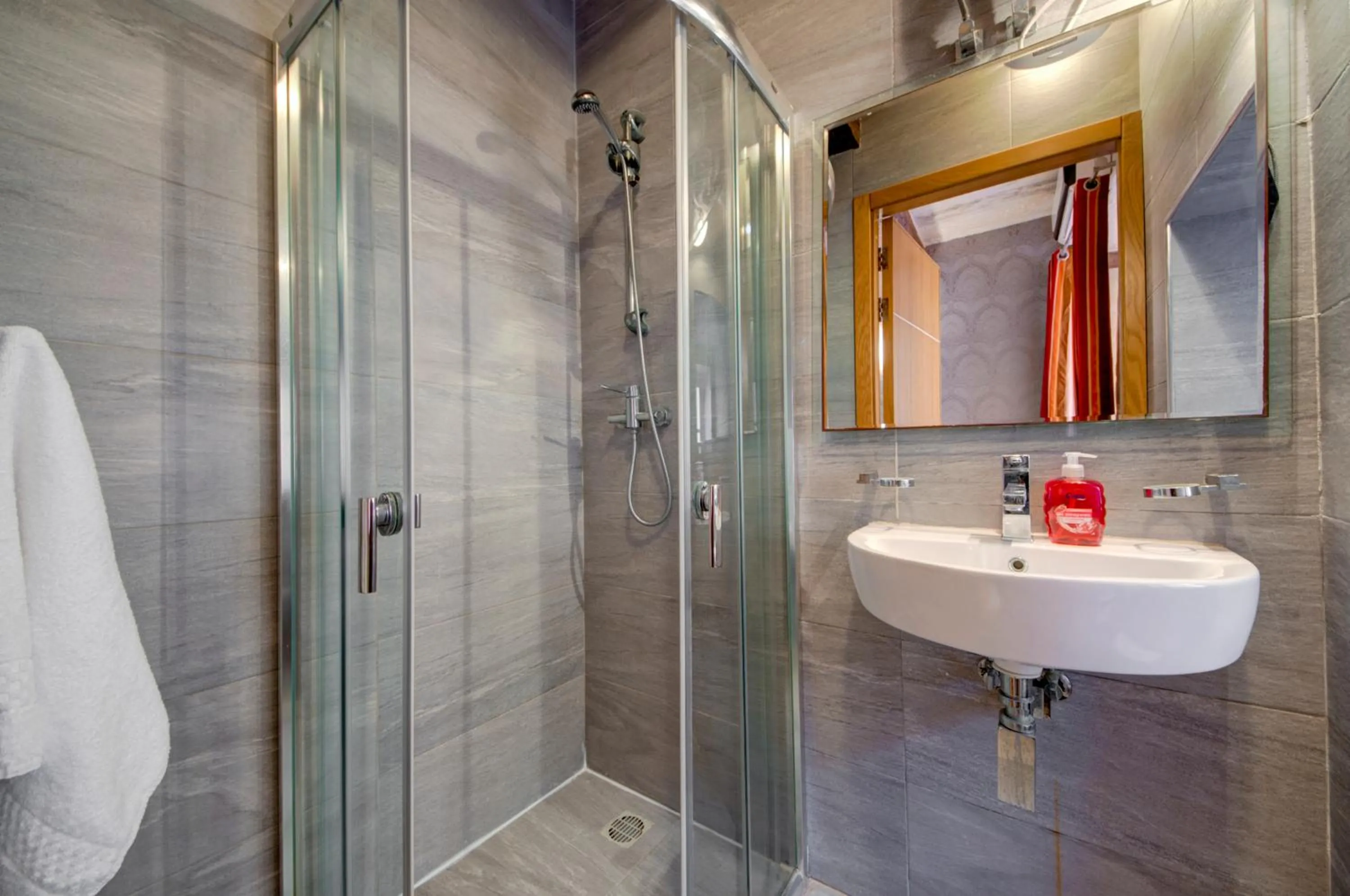 Shower in Tritoni Harbour suites - Valletta
