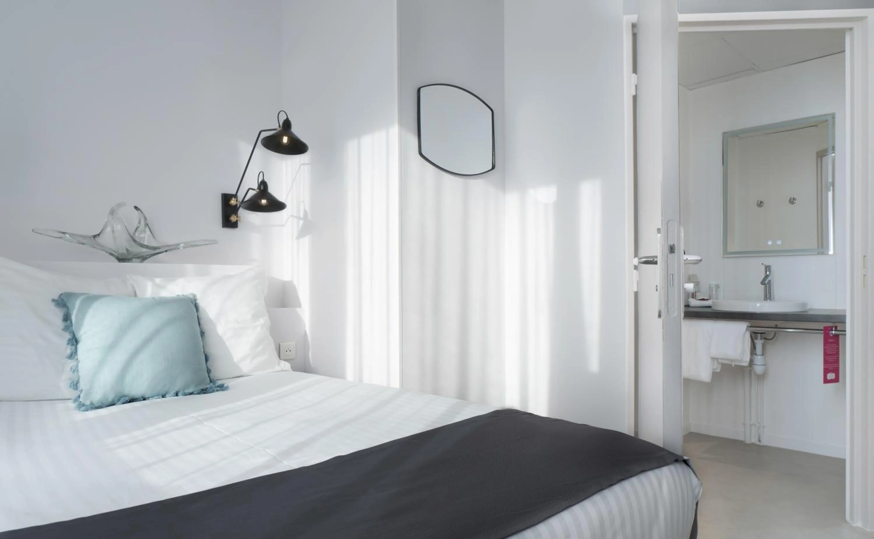 Photo of the whole room, Bed in Hôtel Le Grand Barnum