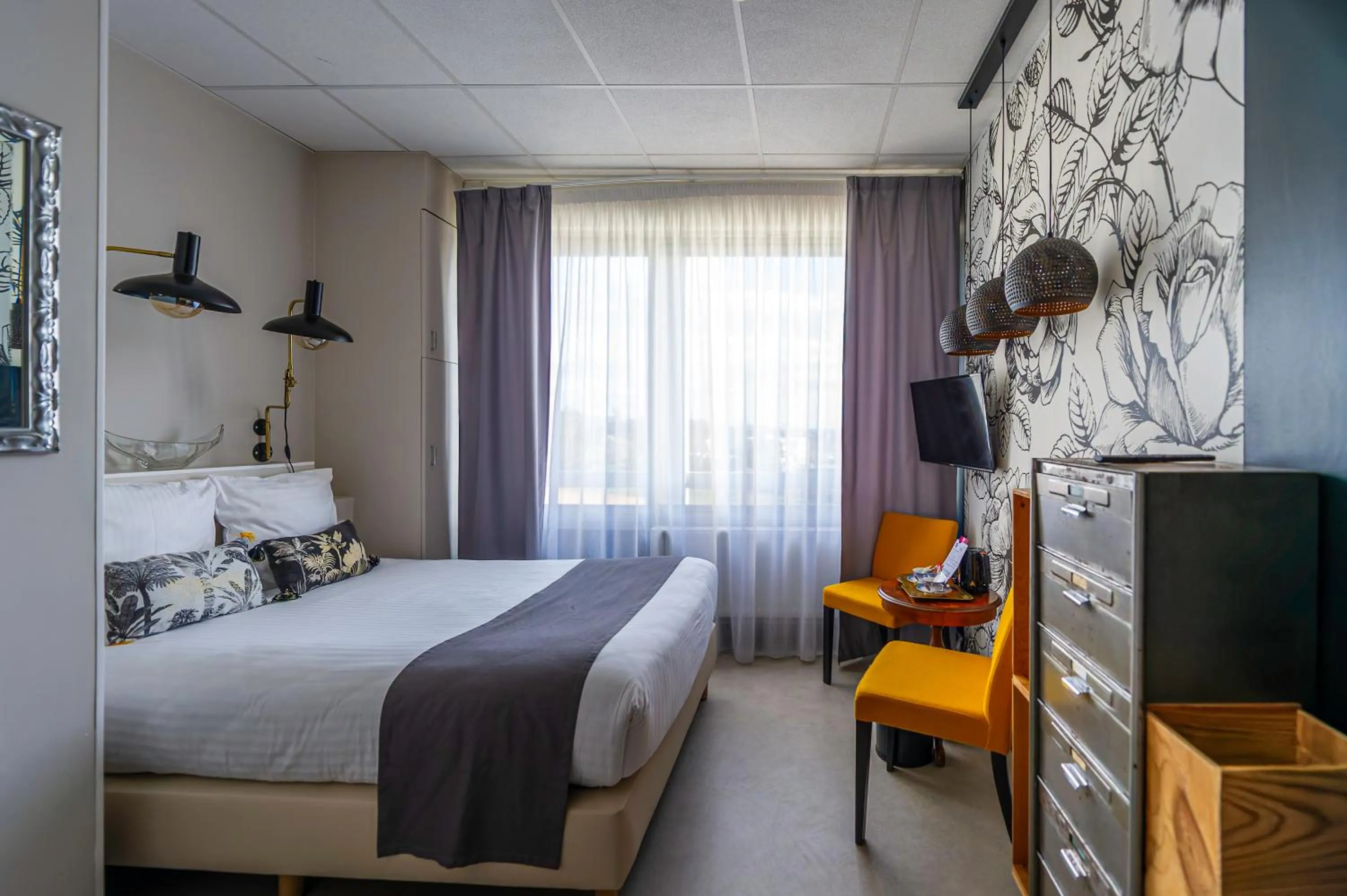 Photo of the whole room, Bed in Hôtel Le Grand Barnum