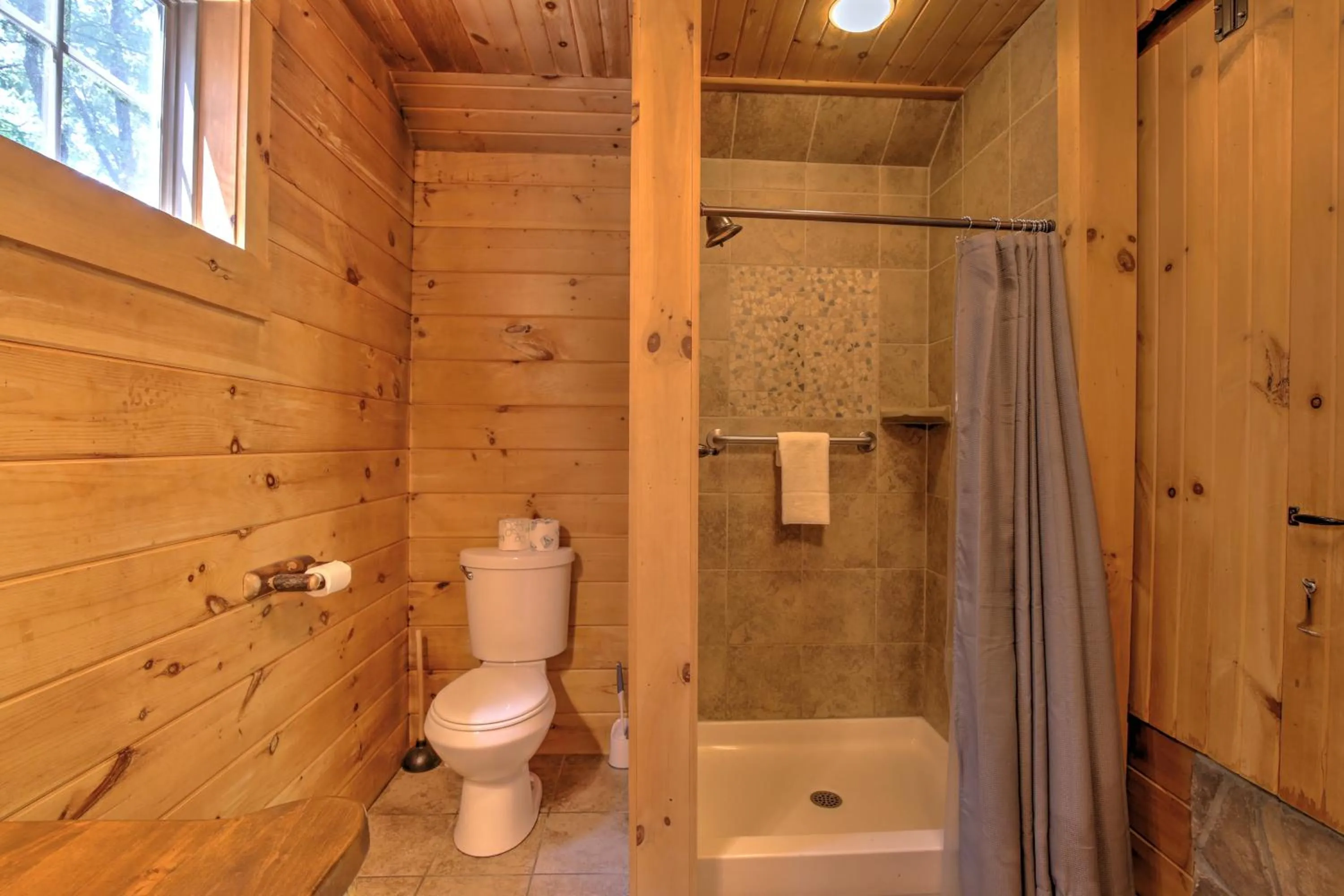 Lofty Willows Treehouse by Amish Country Lodging