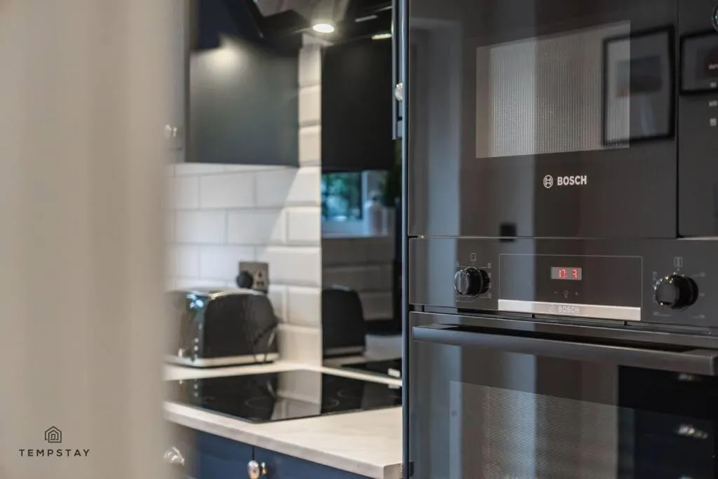 STYLISH HOME WITH FREE PARKING - 10 MINS TO LEGOLAND!