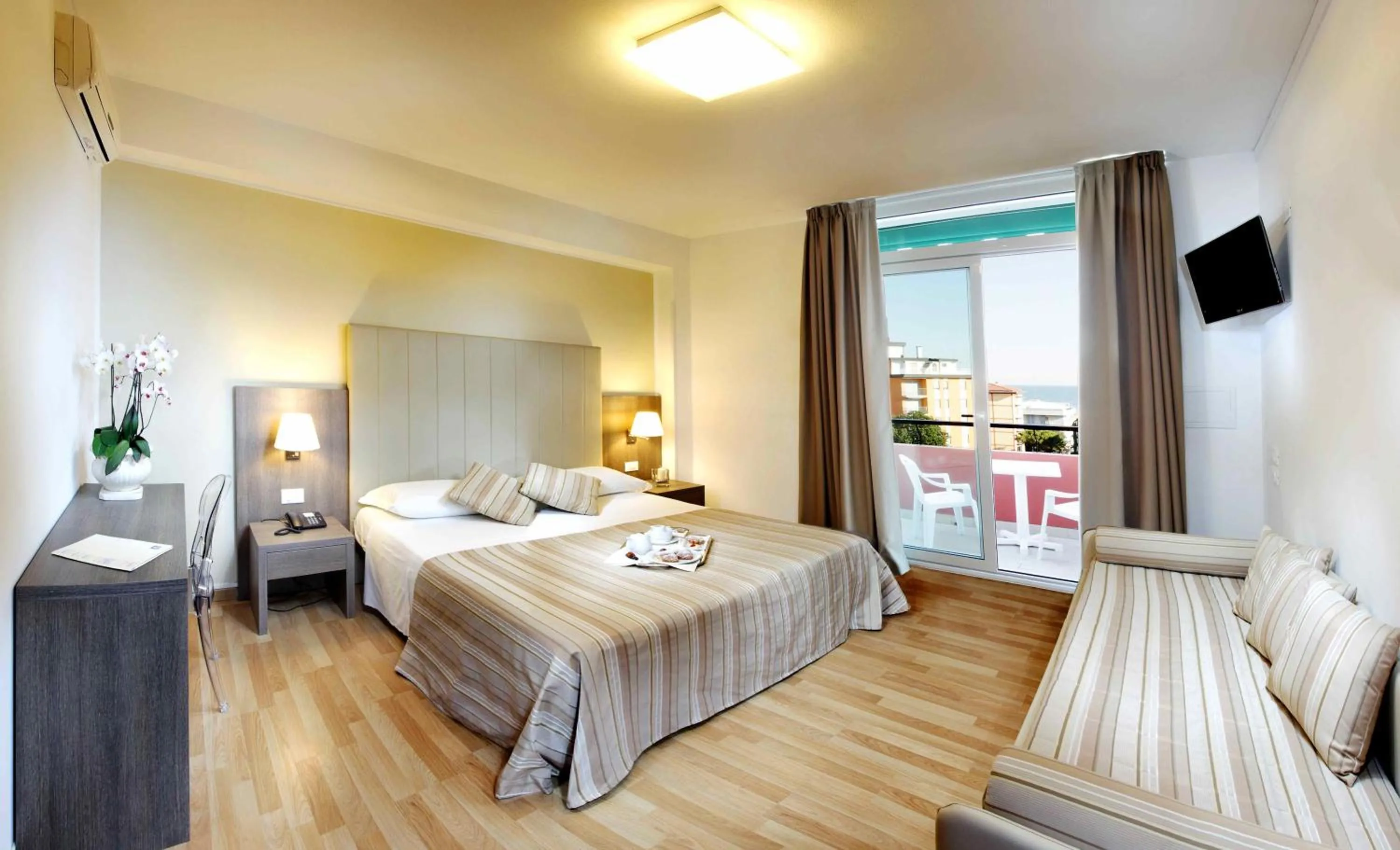 Balcony/Terrace, Bed in Hotel Bembo