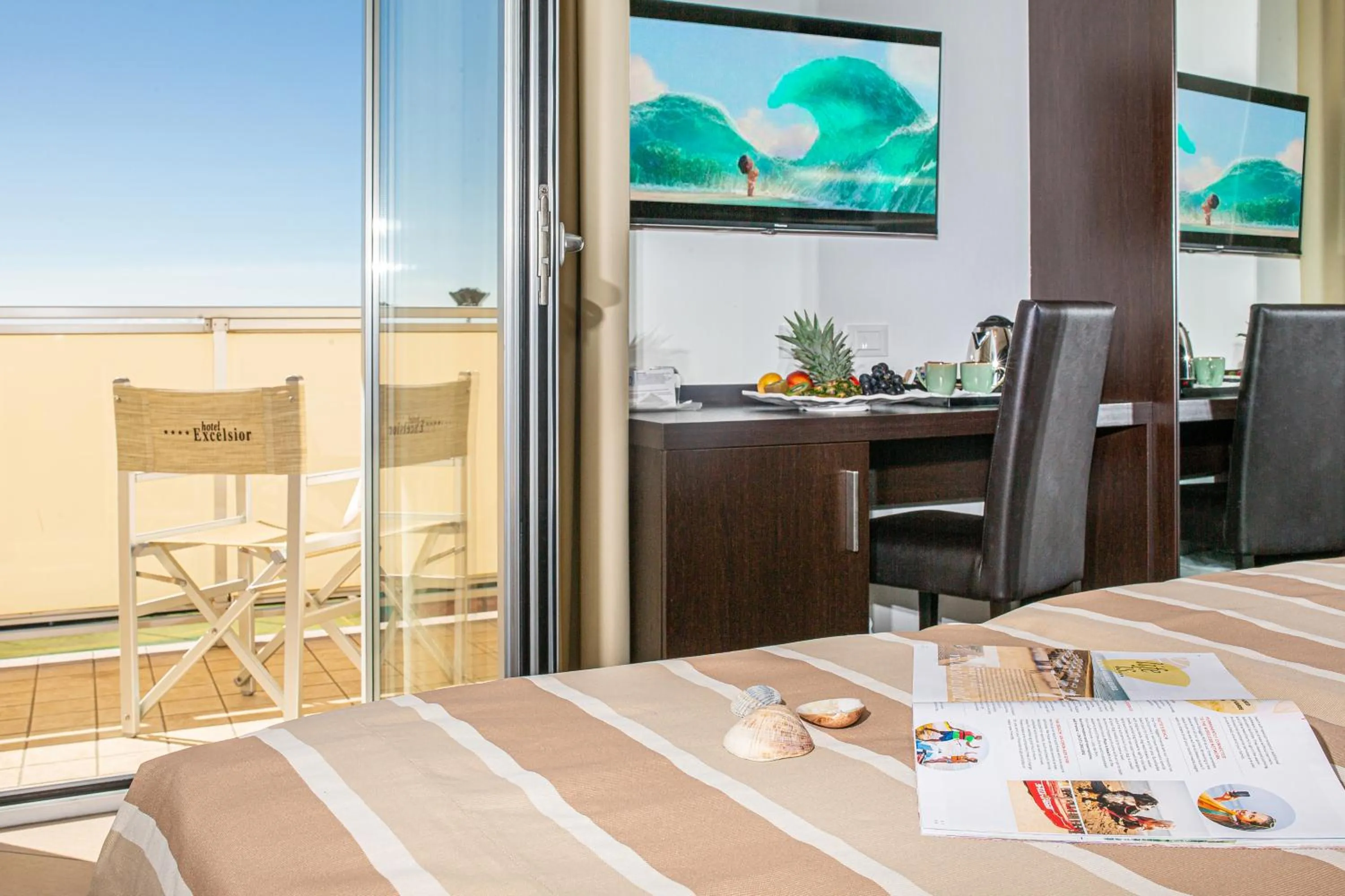 Property building, Bed in Hotel Excelsior