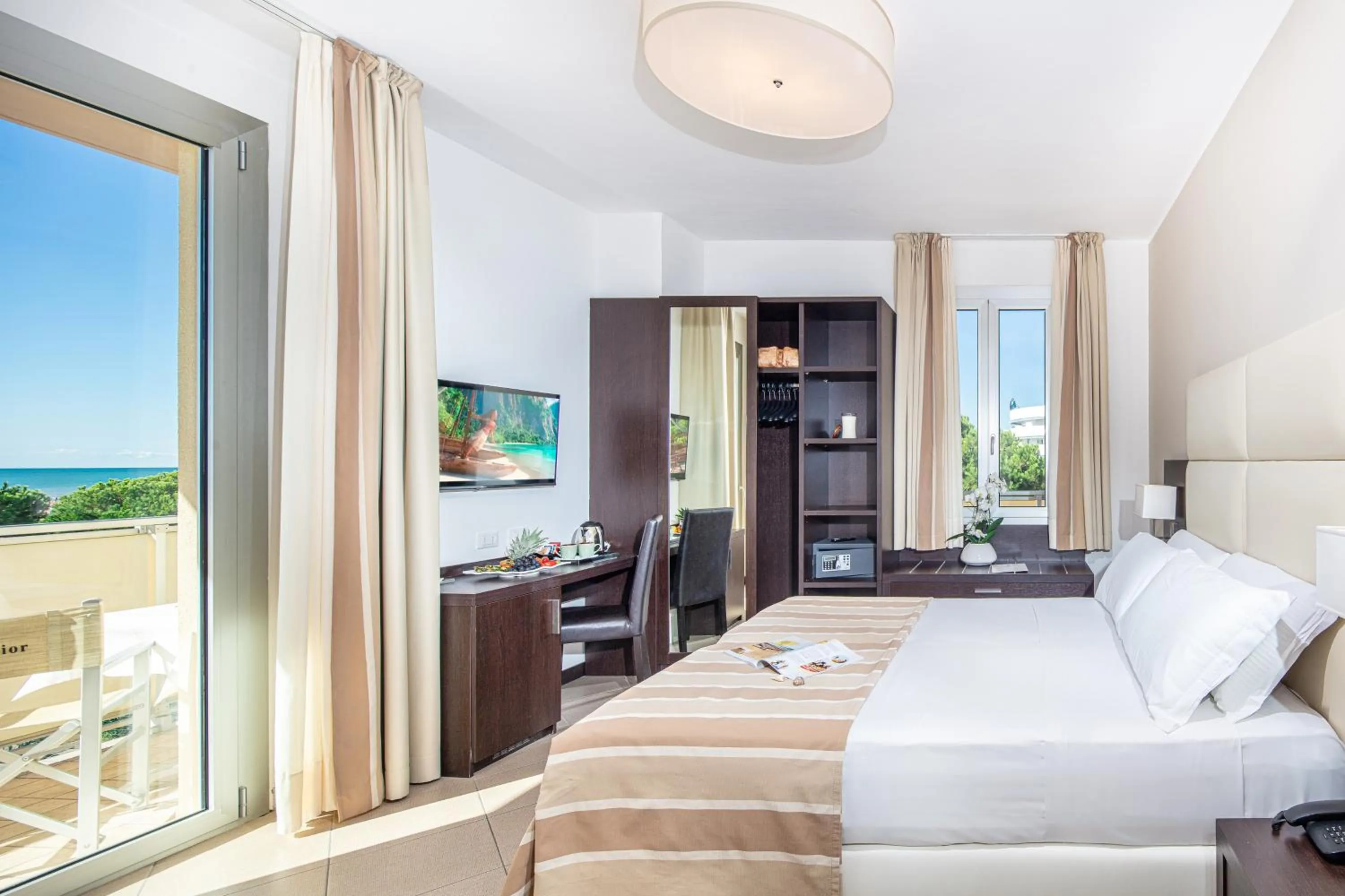 Property building, Bed in Hotel Excelsior