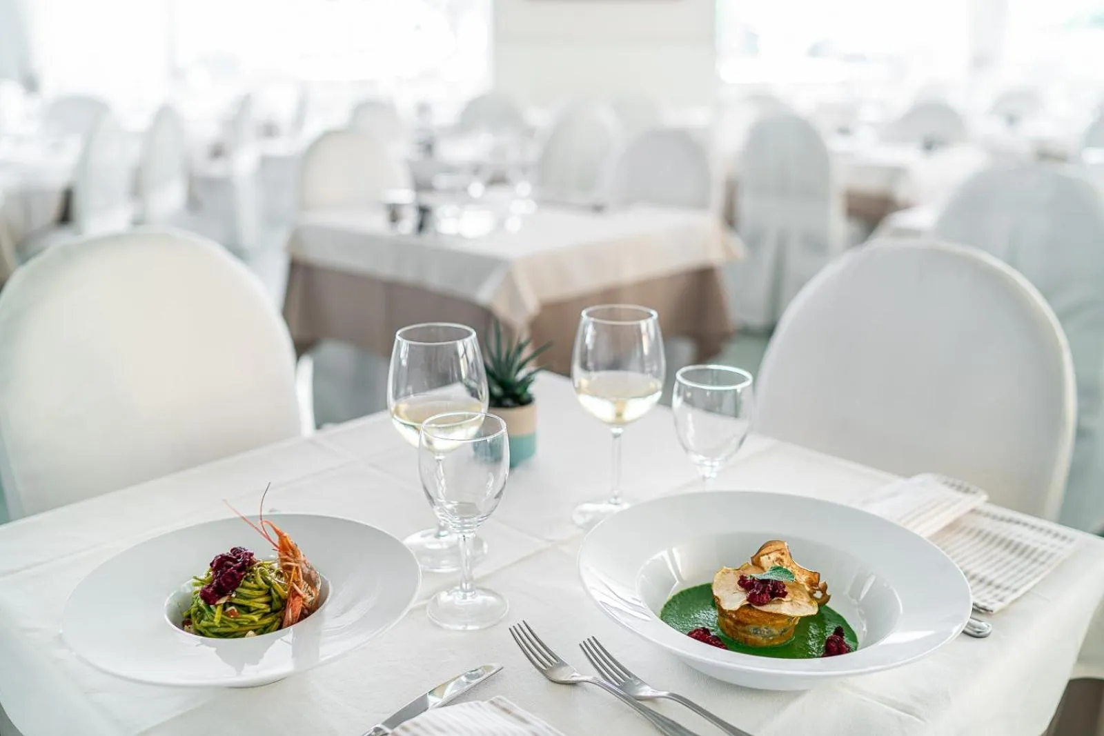 Restaurant/places to eat in Hotel Bellevue