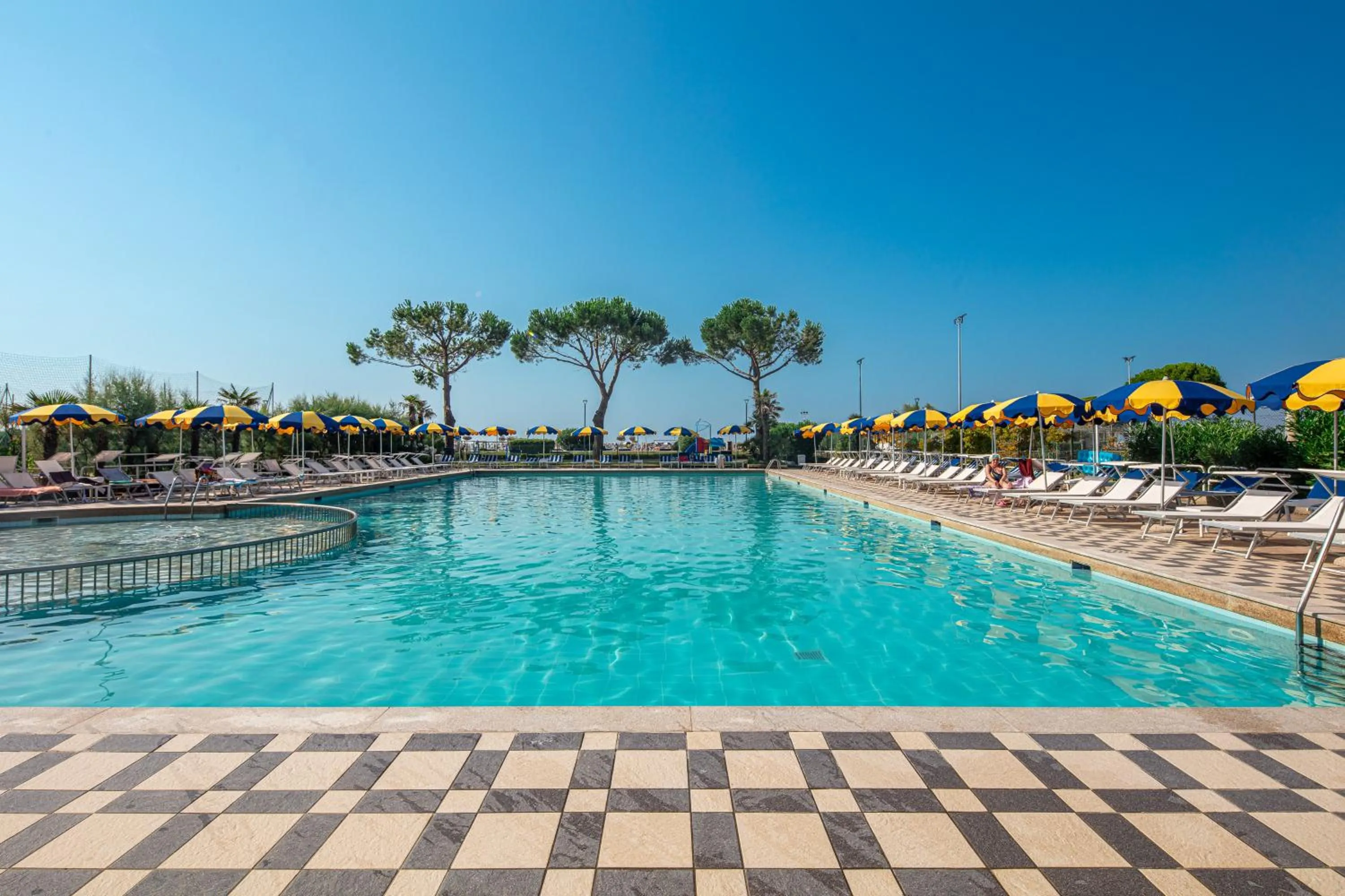 Restaurant/places to eat in Hotel Bellevue