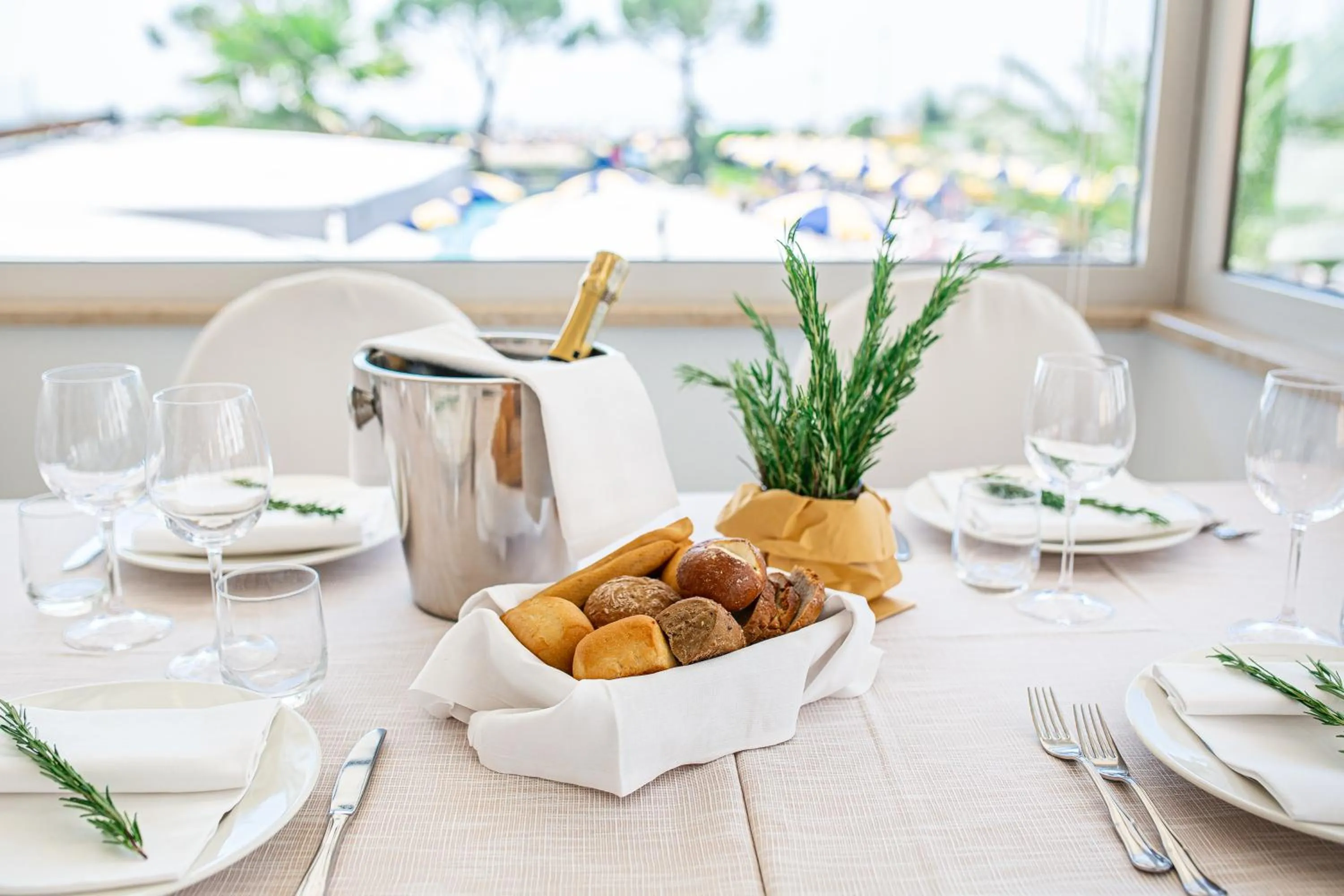 Restaurant/places to eat in Hotel Bellevue