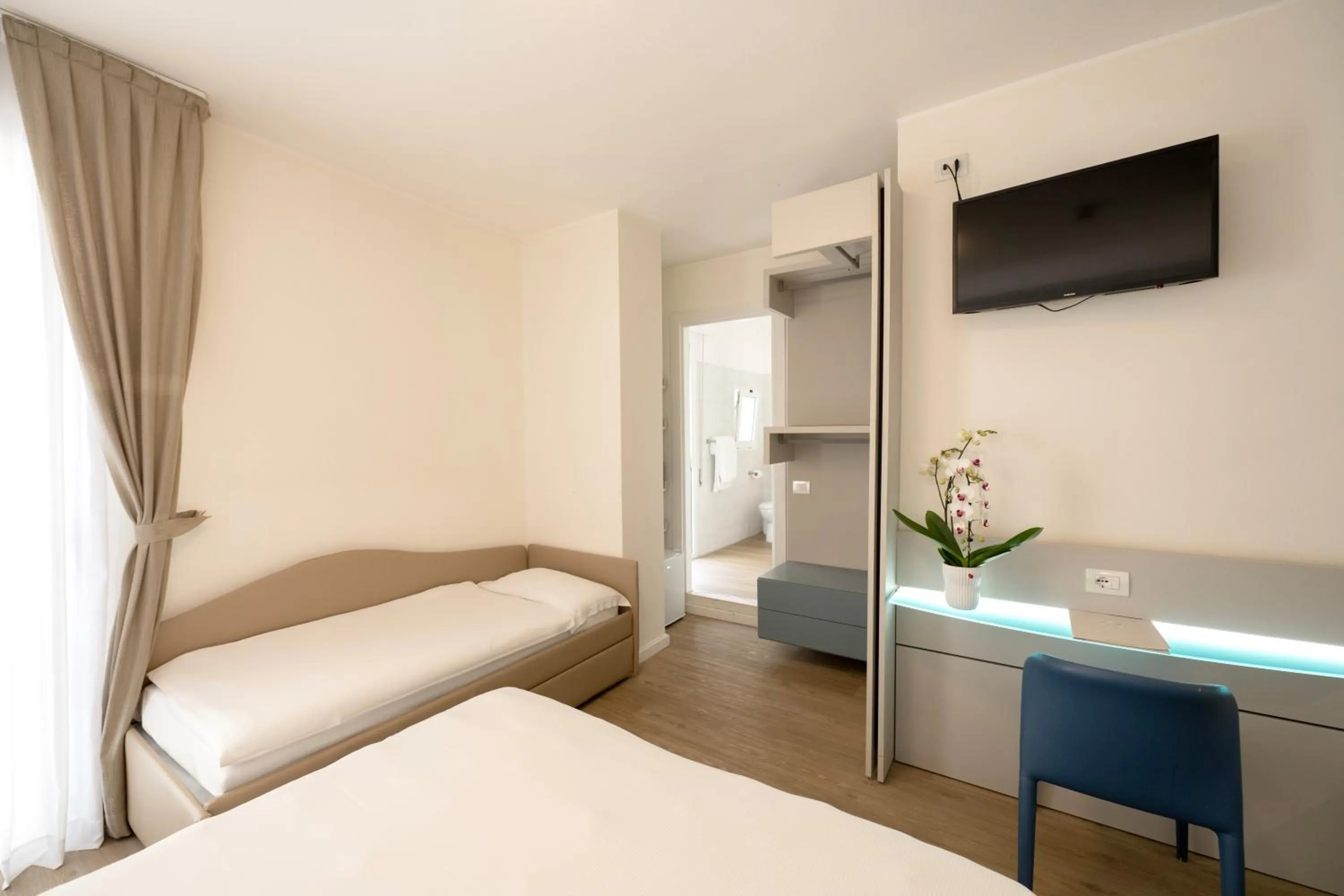 Photo of the whole room, Bed in Hotel Astoria