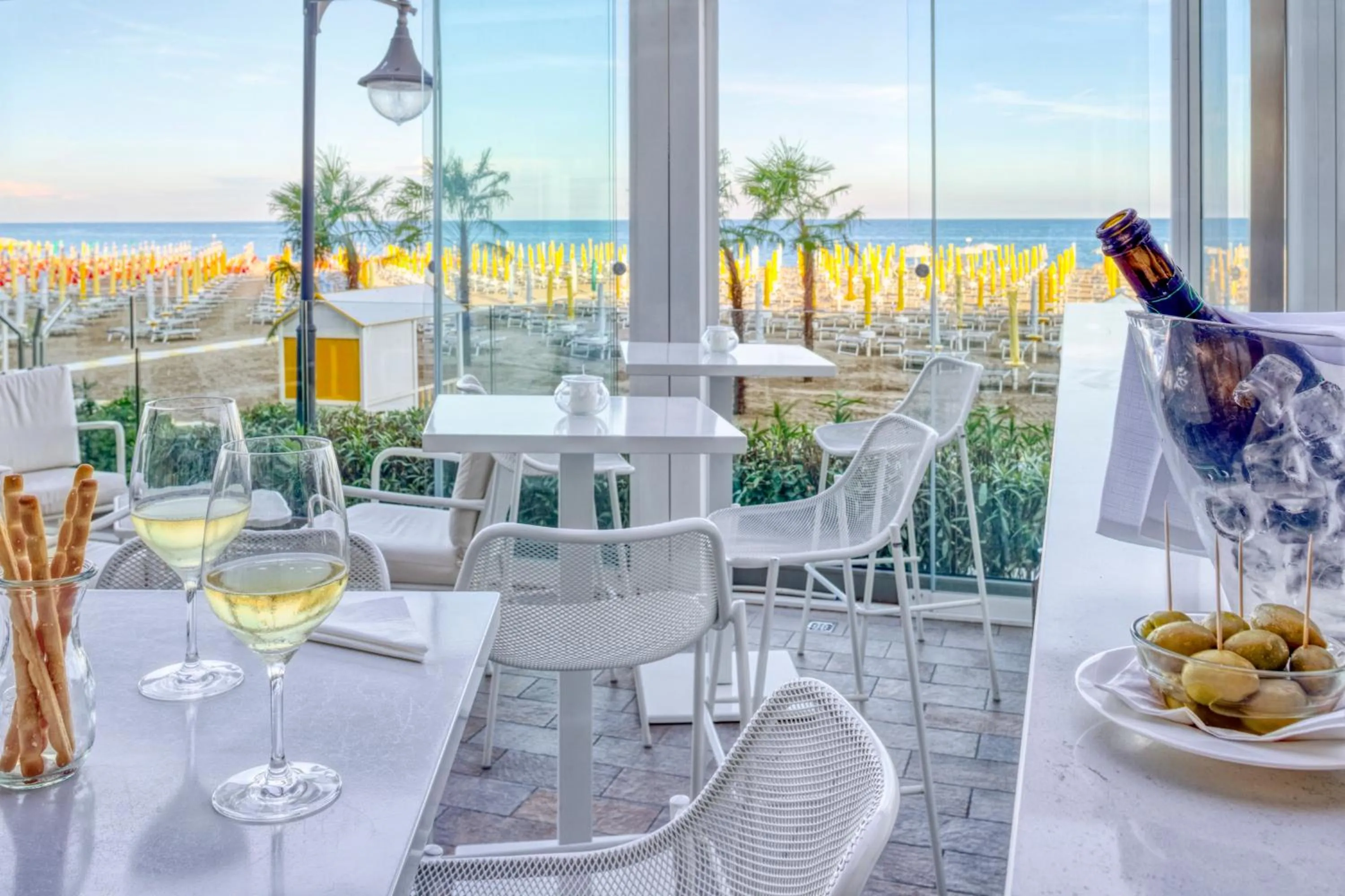 Restaurant/places to eat in Hotel Astoria