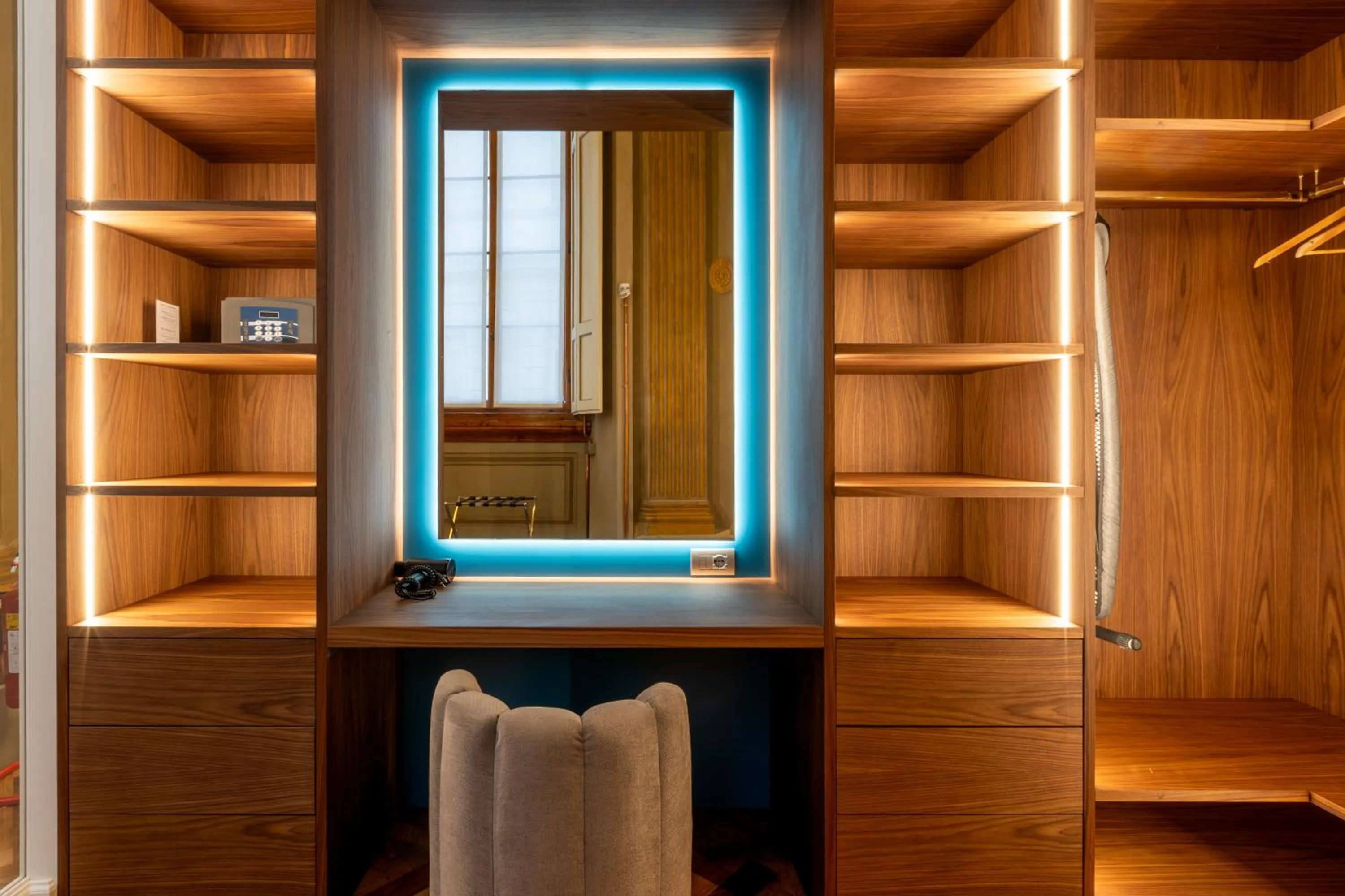 wardrobe in Relais Hotel Centrale "Dimora Storica"