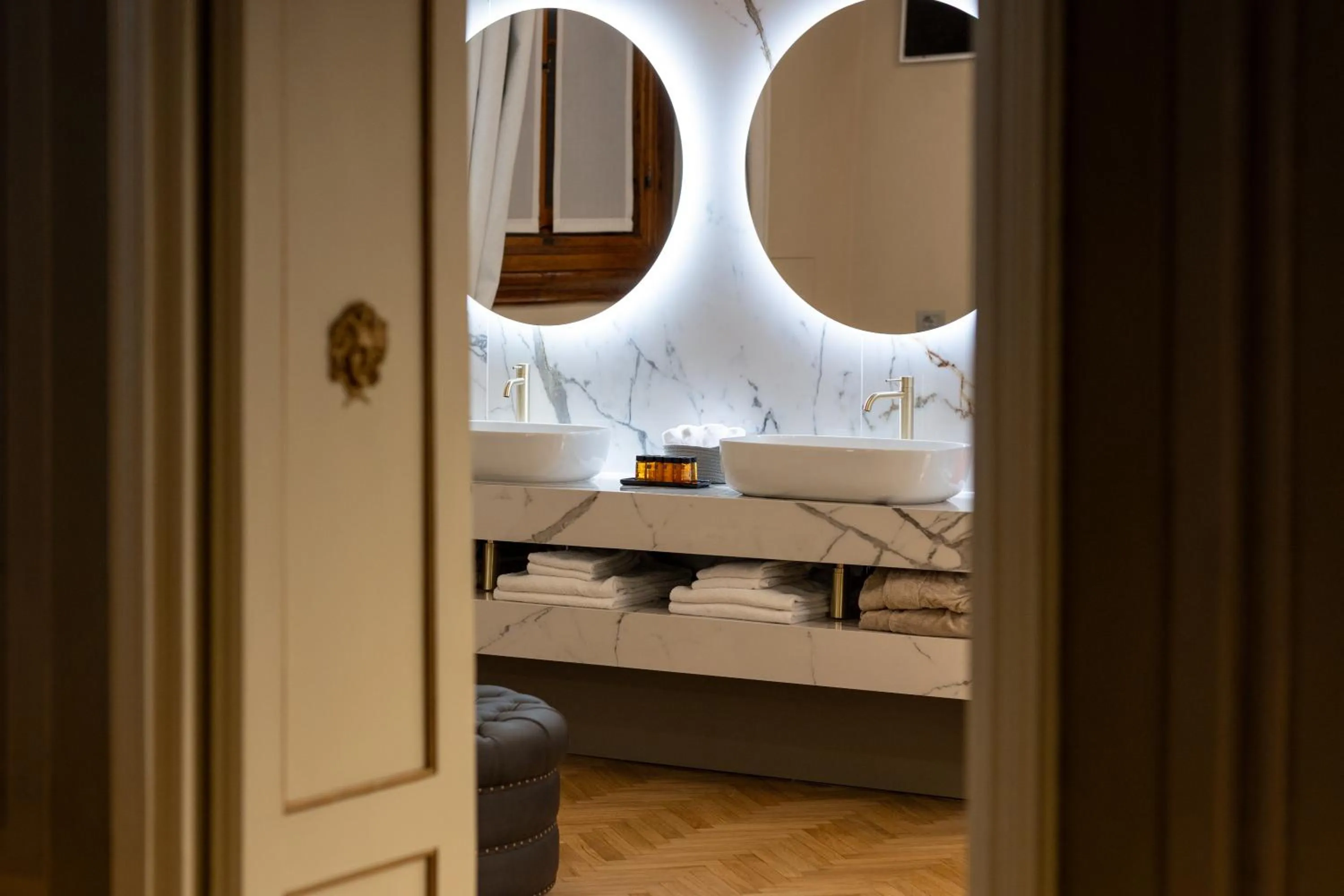 Bathroom, Bed in Relais Hotel Centrale "Dimora Storica"