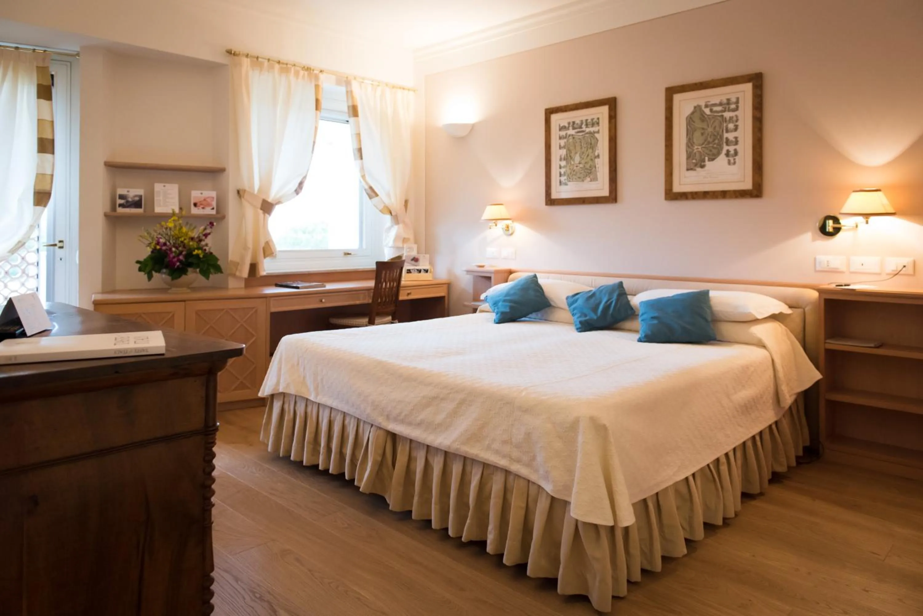 Photo of the whole room, Bed in Gallia Palace Hotel - Relais & Châteaux