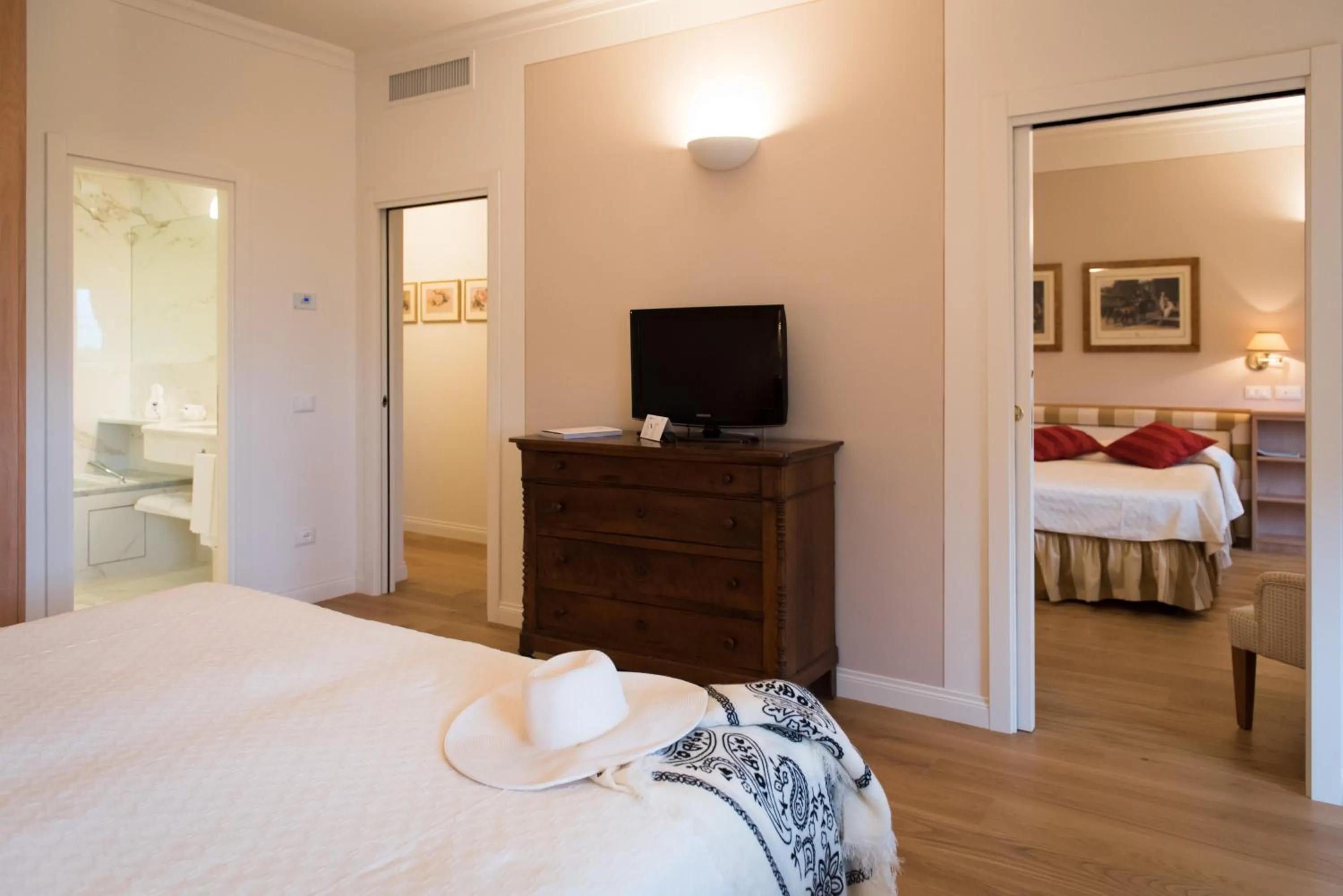 Photo of the whole room, Bed in Gallia Palace Hotel - Relais & Châteaux