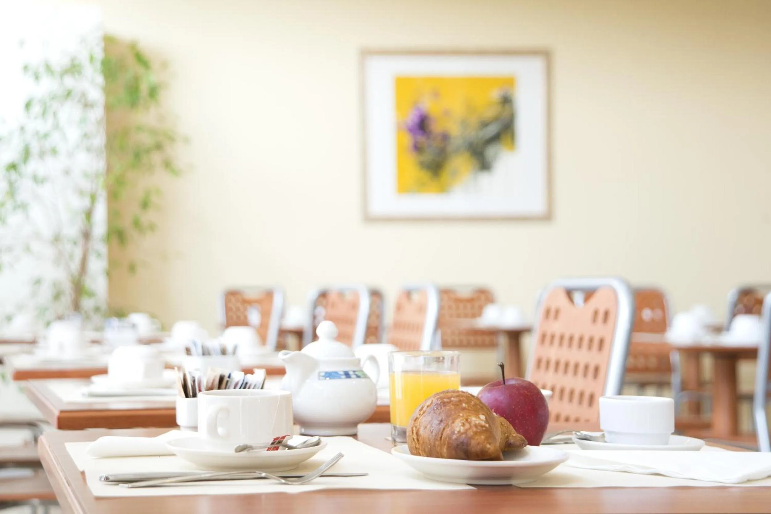 Restaurant/places to eat in Hotel Re