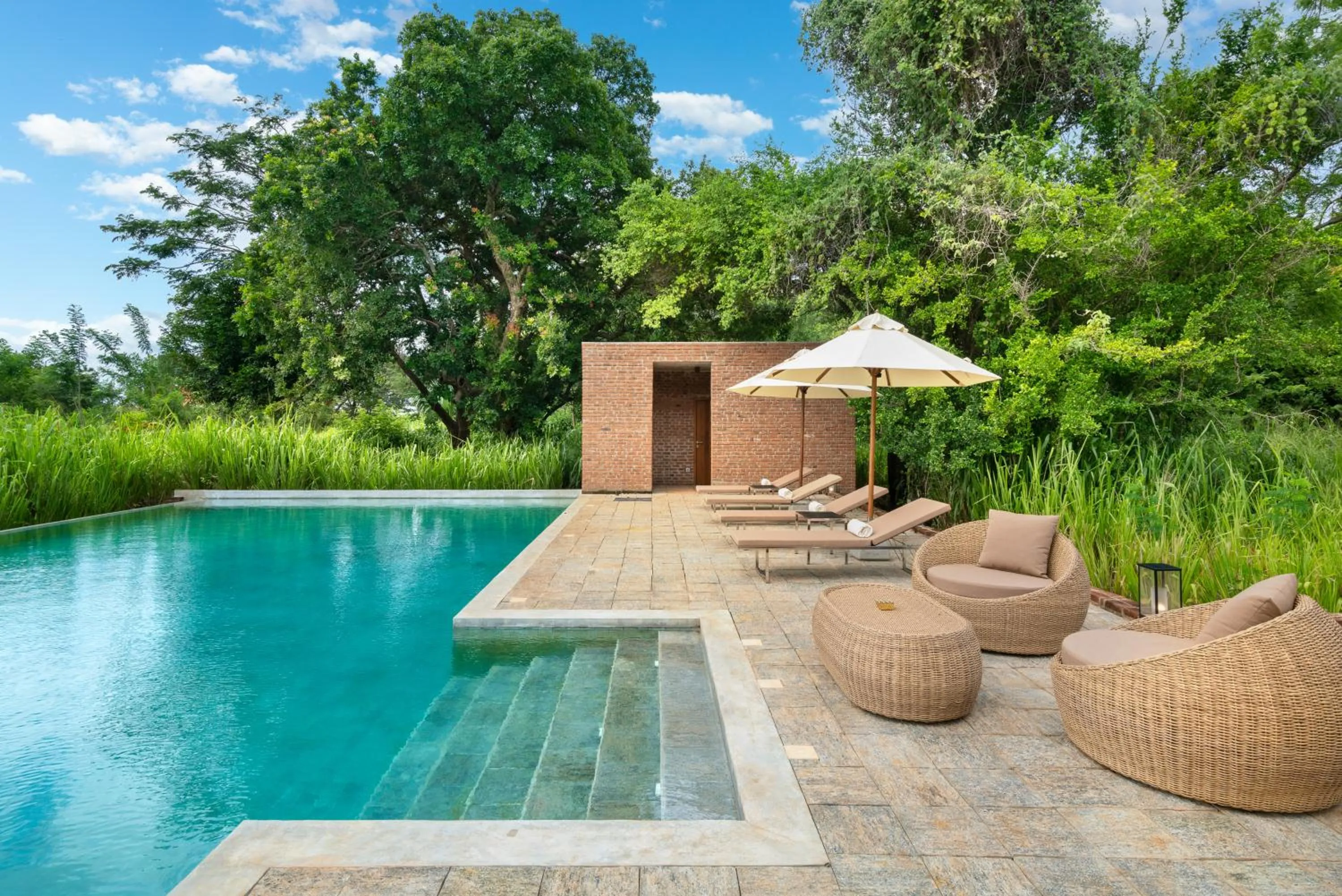 Swimming pool in Taru Villas Maia - Habarana