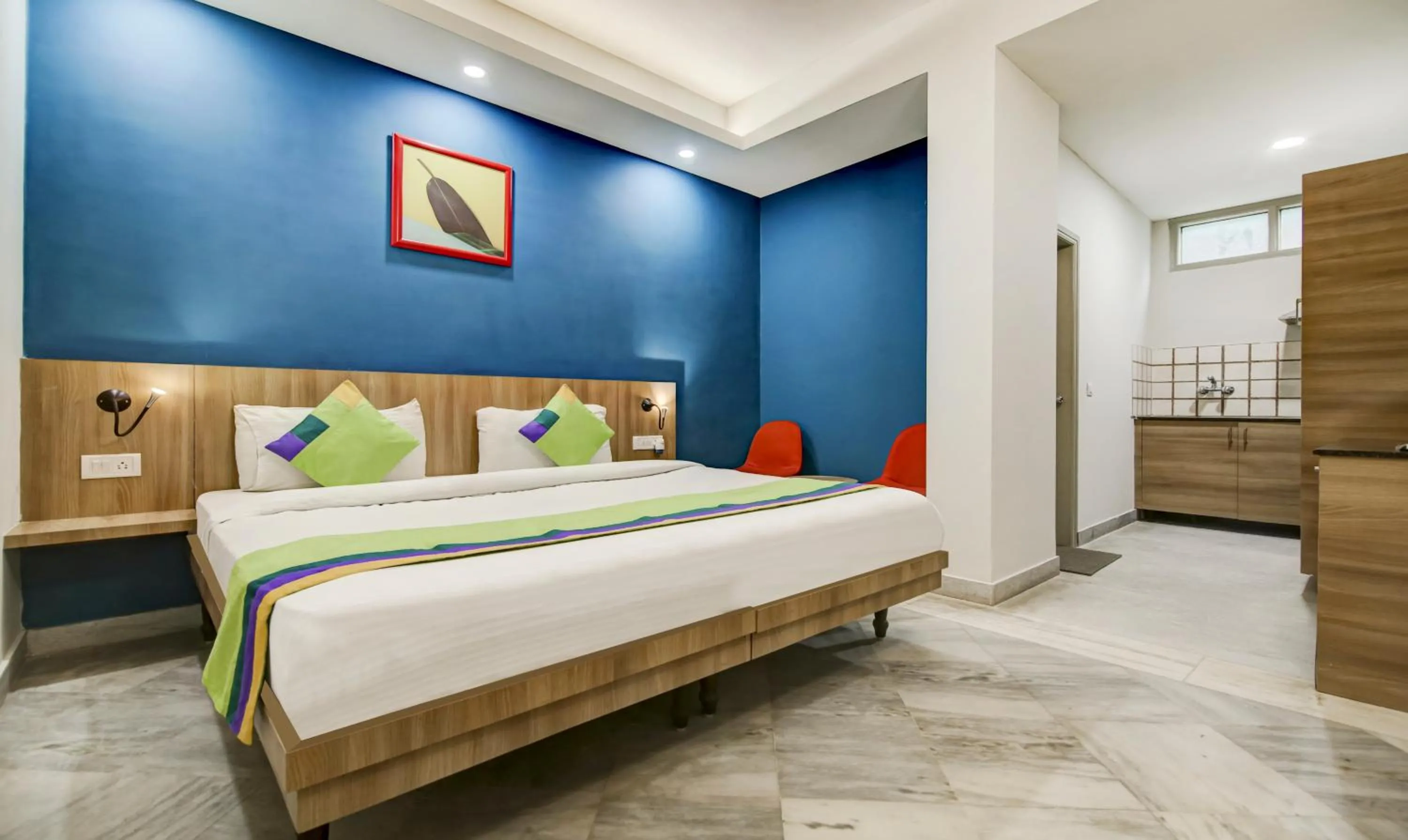 Bedroom, Bed in Treebo Mall View, DLF Phase II