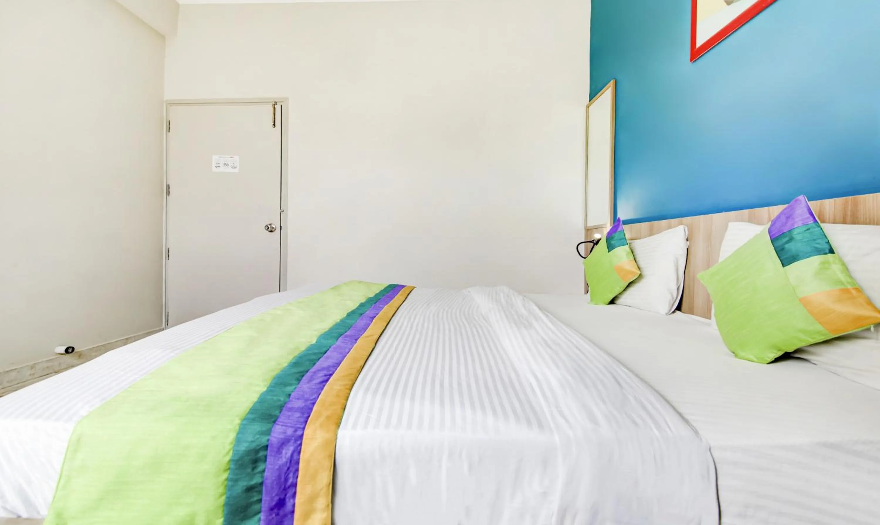 Bedroom, Bed in Treebo Mall View, DLF Phase II