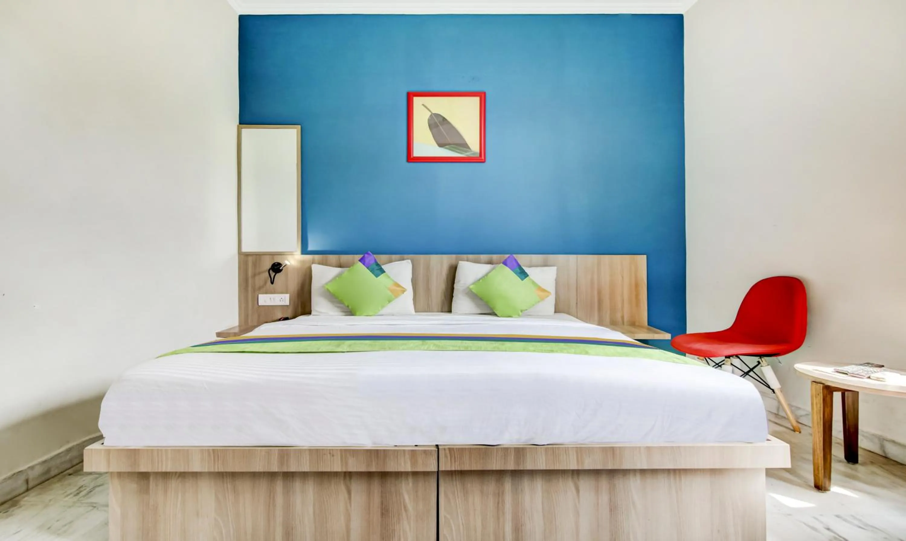 Bedroom, Bed in Treebo Mall View, DLF Phase II