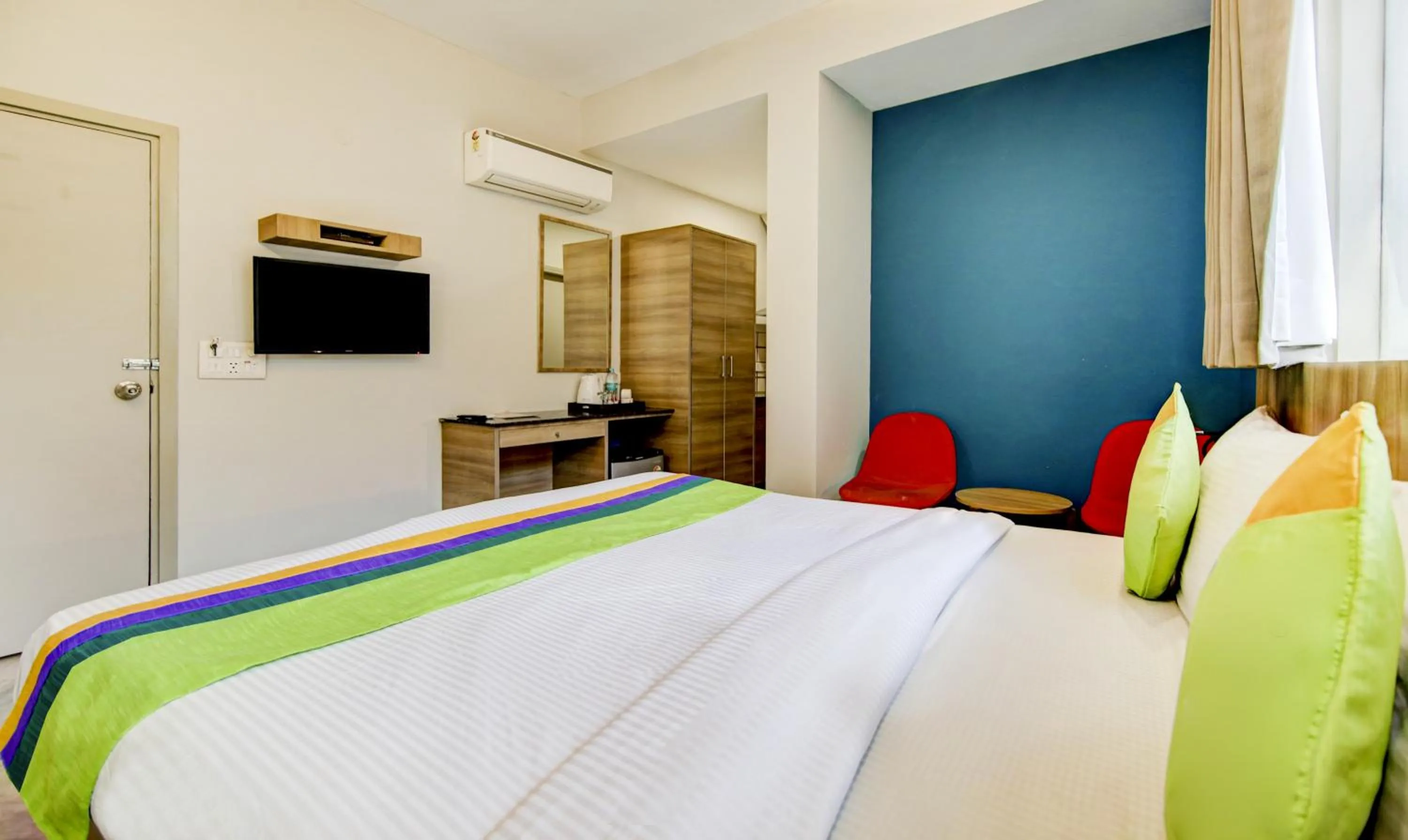 Bedroom, Bed in Treebo Mall View, DLF Phase II