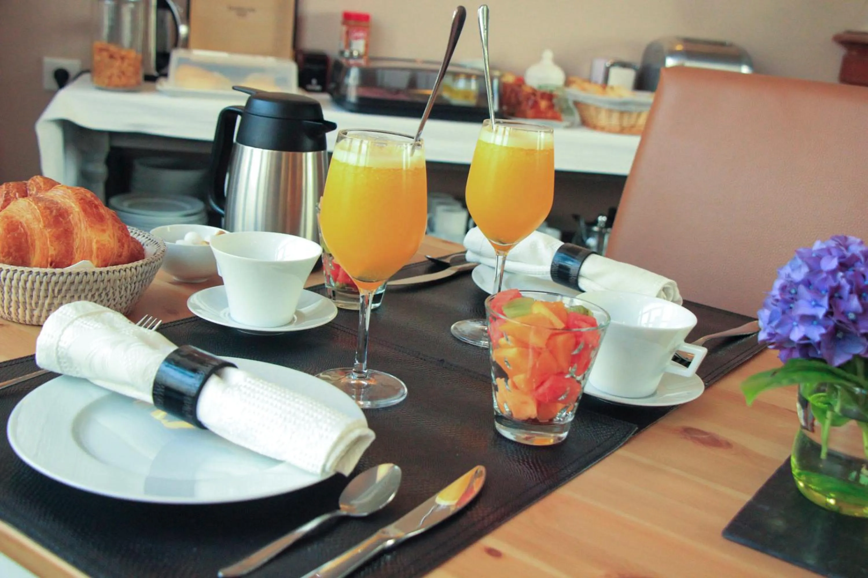 Communal kitchen in Au Coeur Des Hôtes