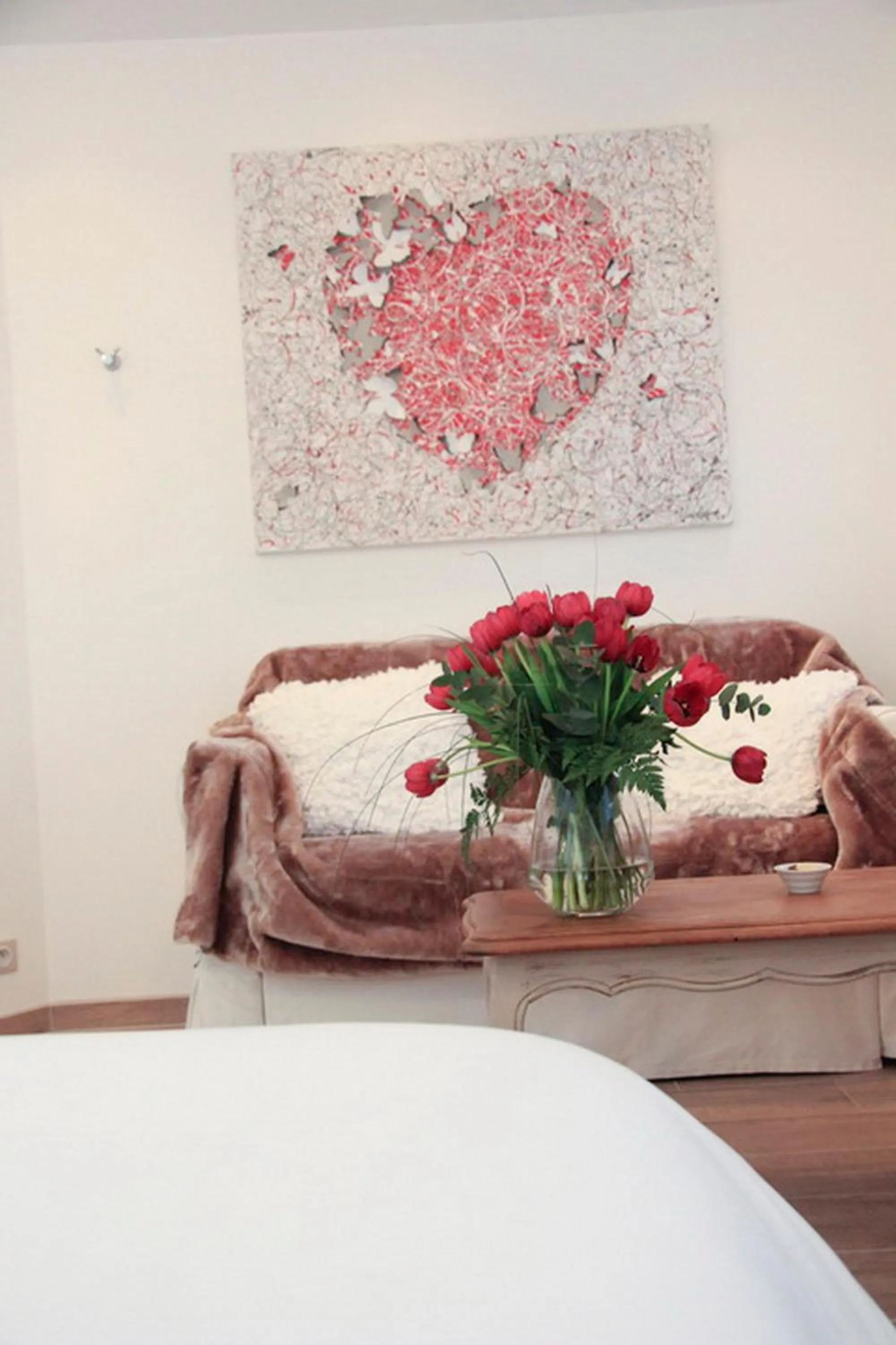 Seating area, Bed in Au Coeur Des Hôtes