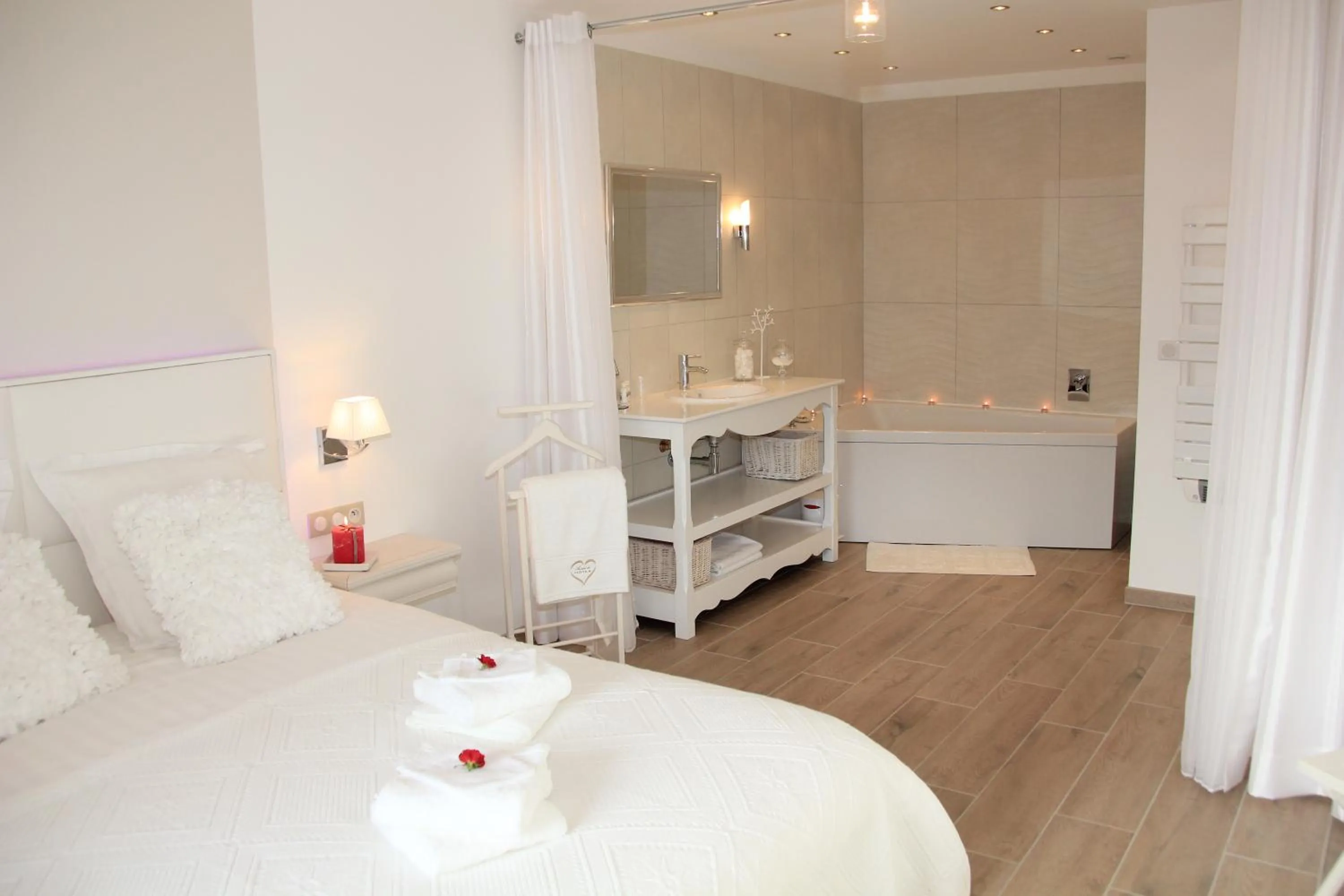 Bedroom, Bed in Au Coeur Des Hôtes