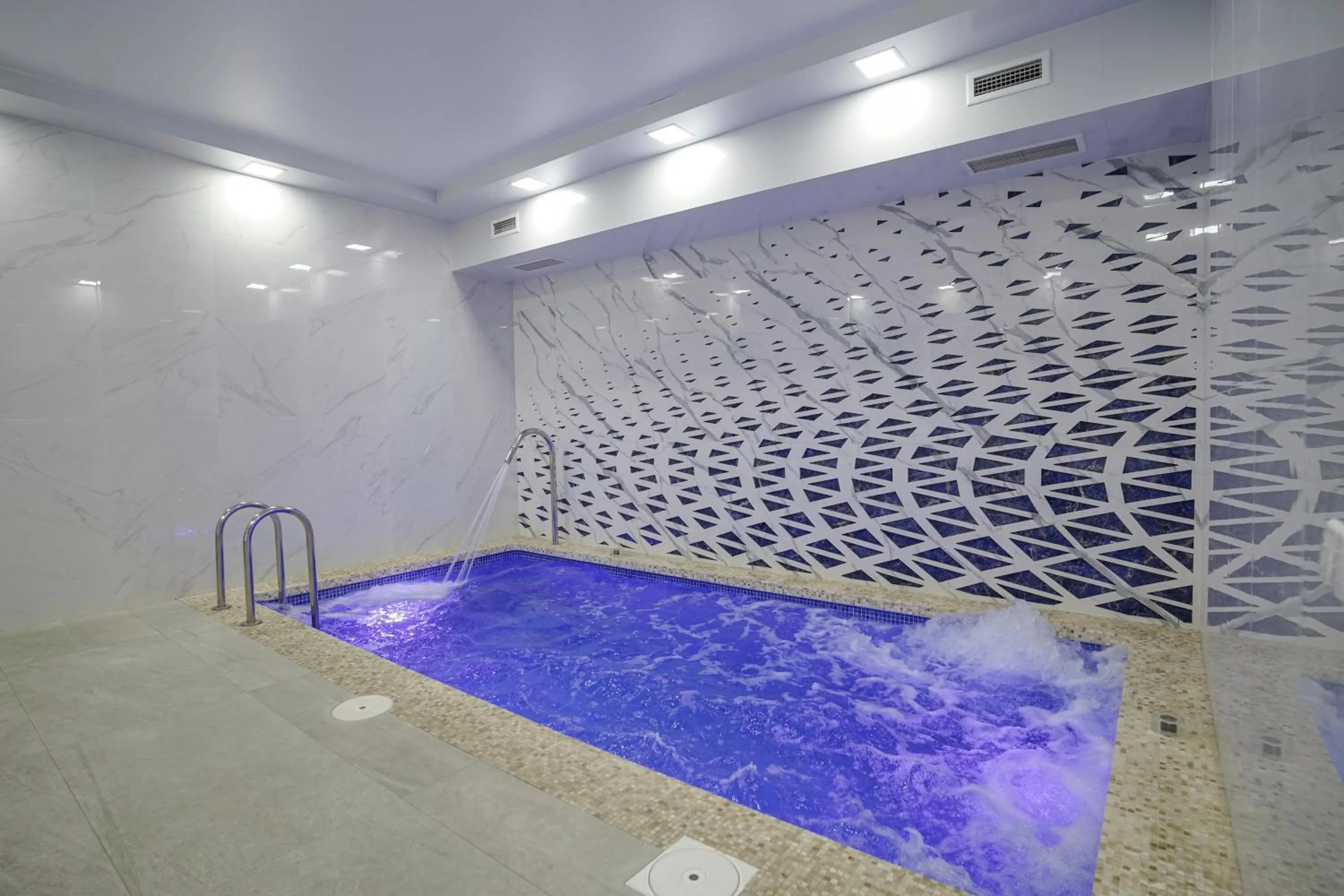 Swimming pool in Milan Hotel