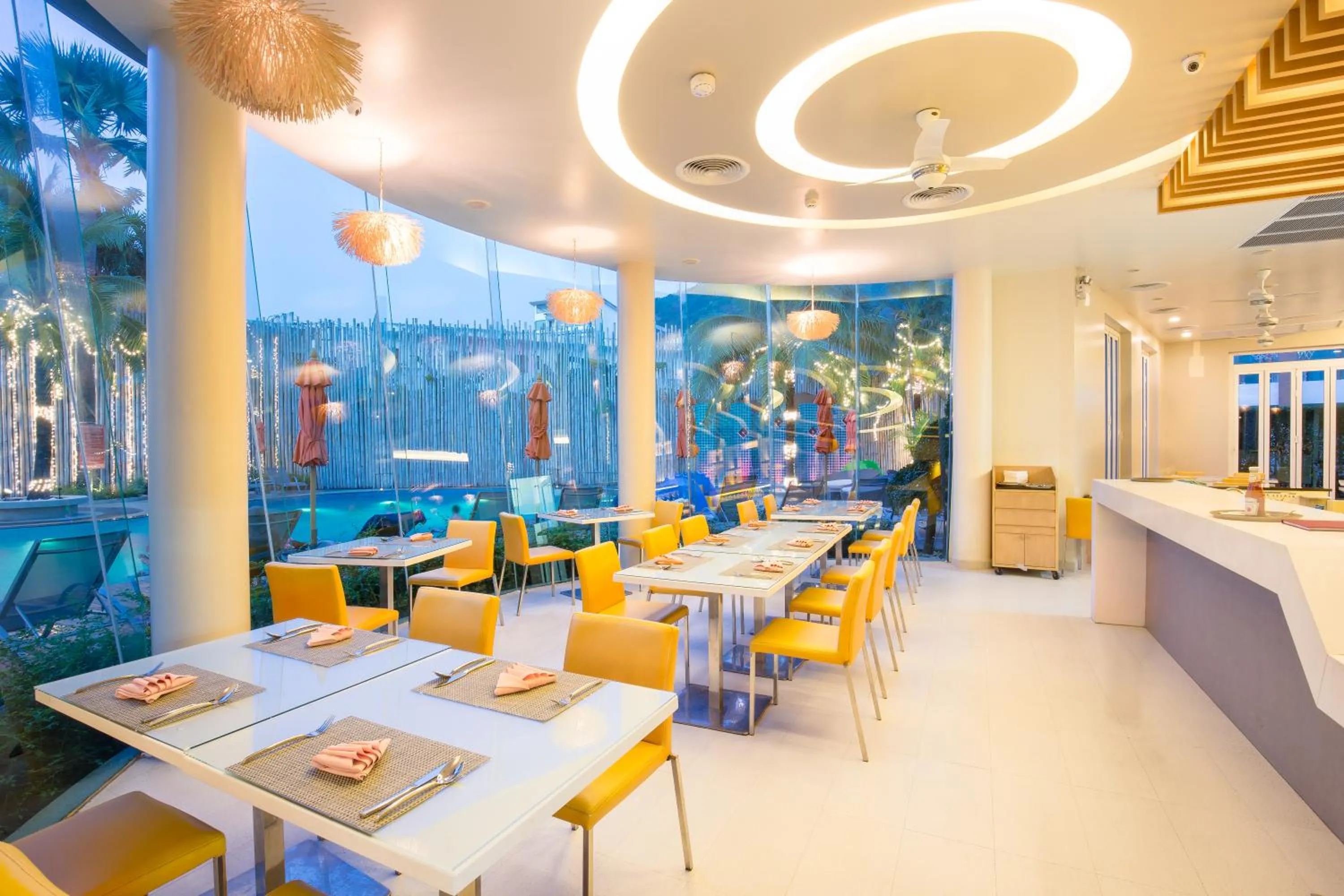 Restaurant/places to eat in The Beach Heights Resort SHA Plus