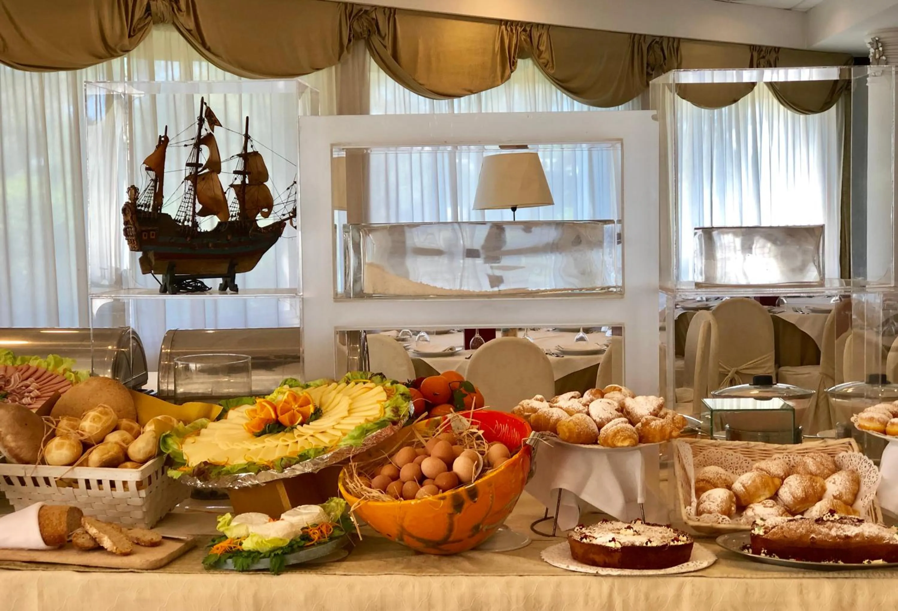 Food and drinks in Domizia Palace Hotel