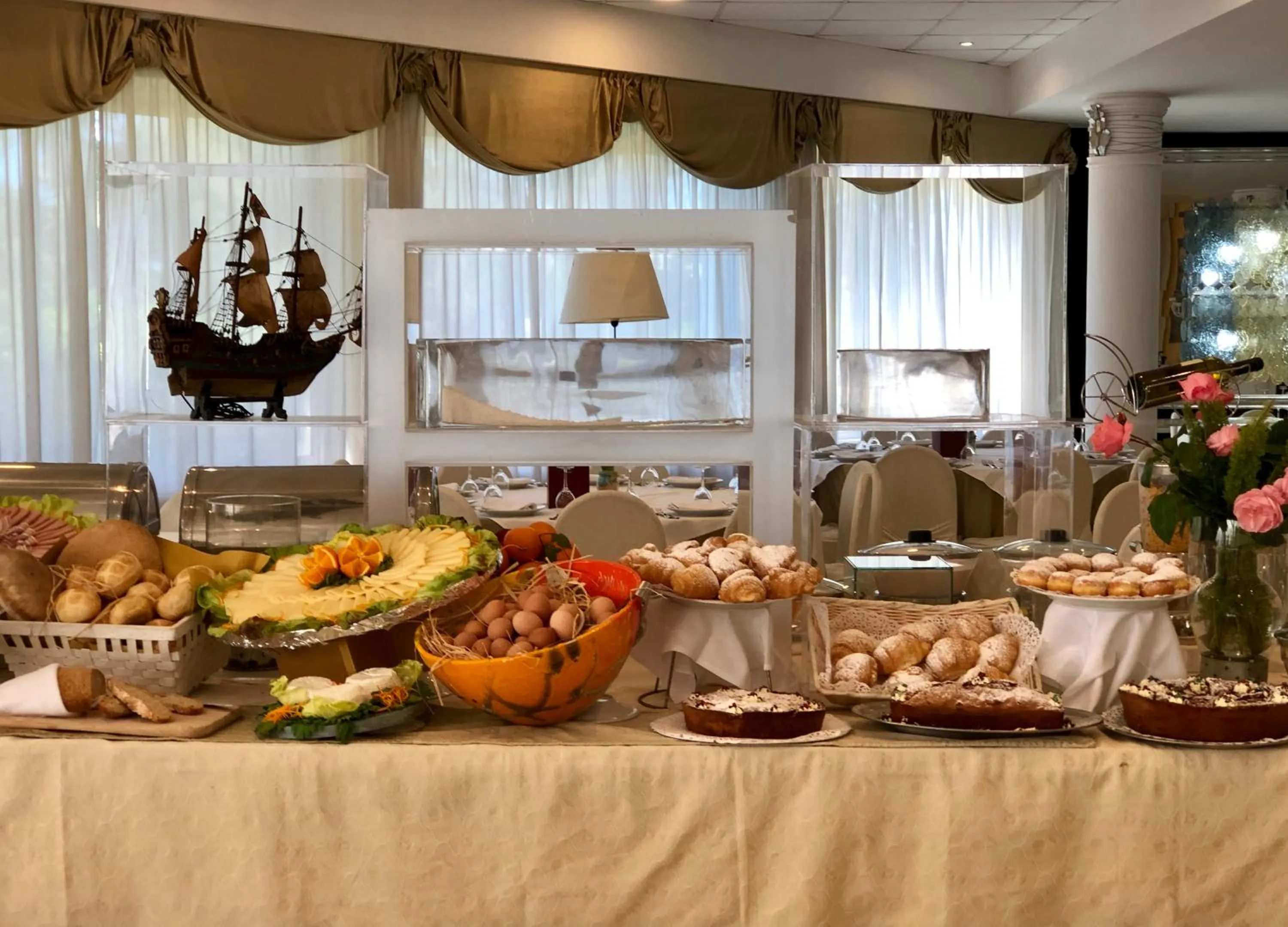 Buffet breakfast in Domizia Palace Hotel