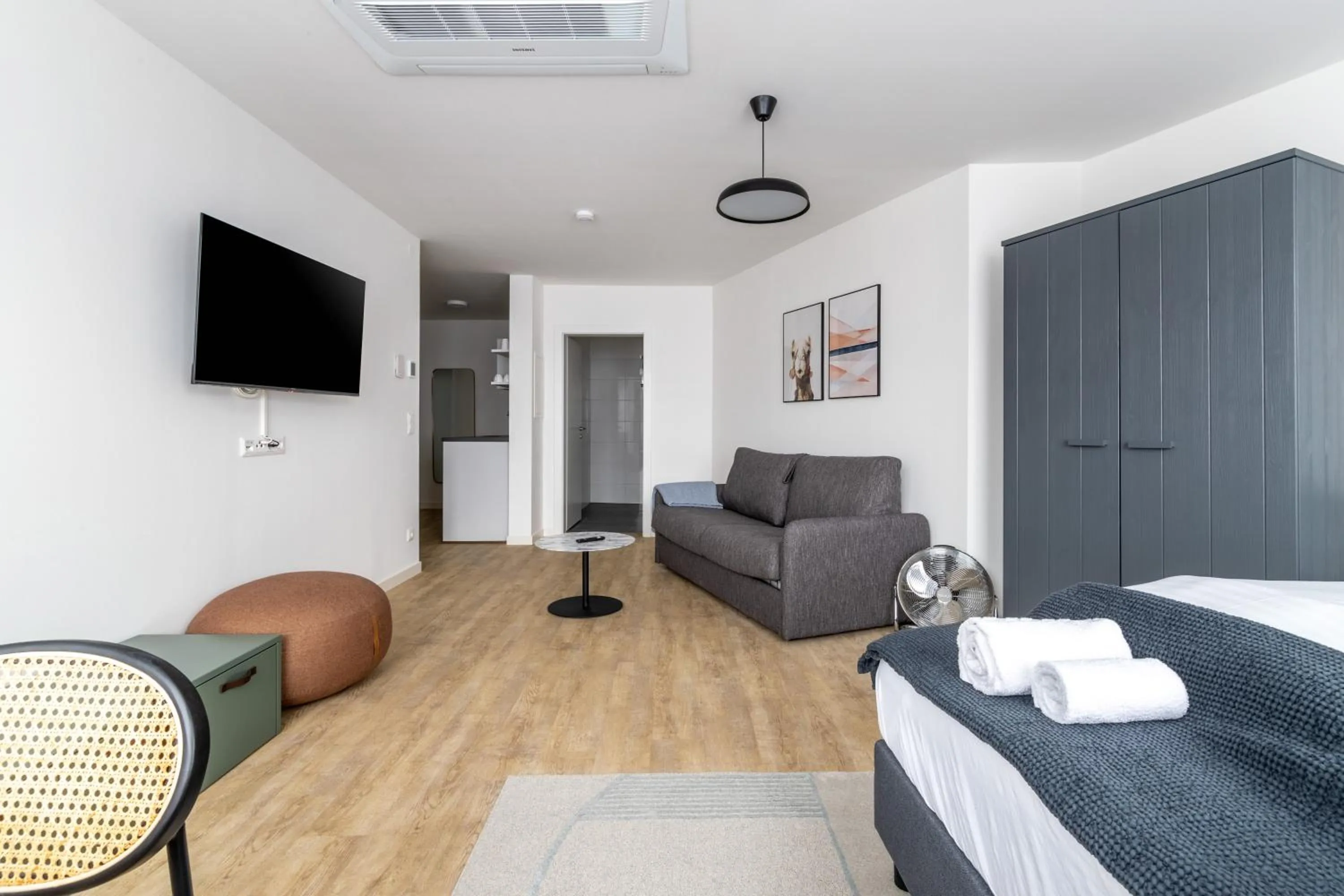 Seating area, Bed in Limehome Klagenfurt Karfreitstraße