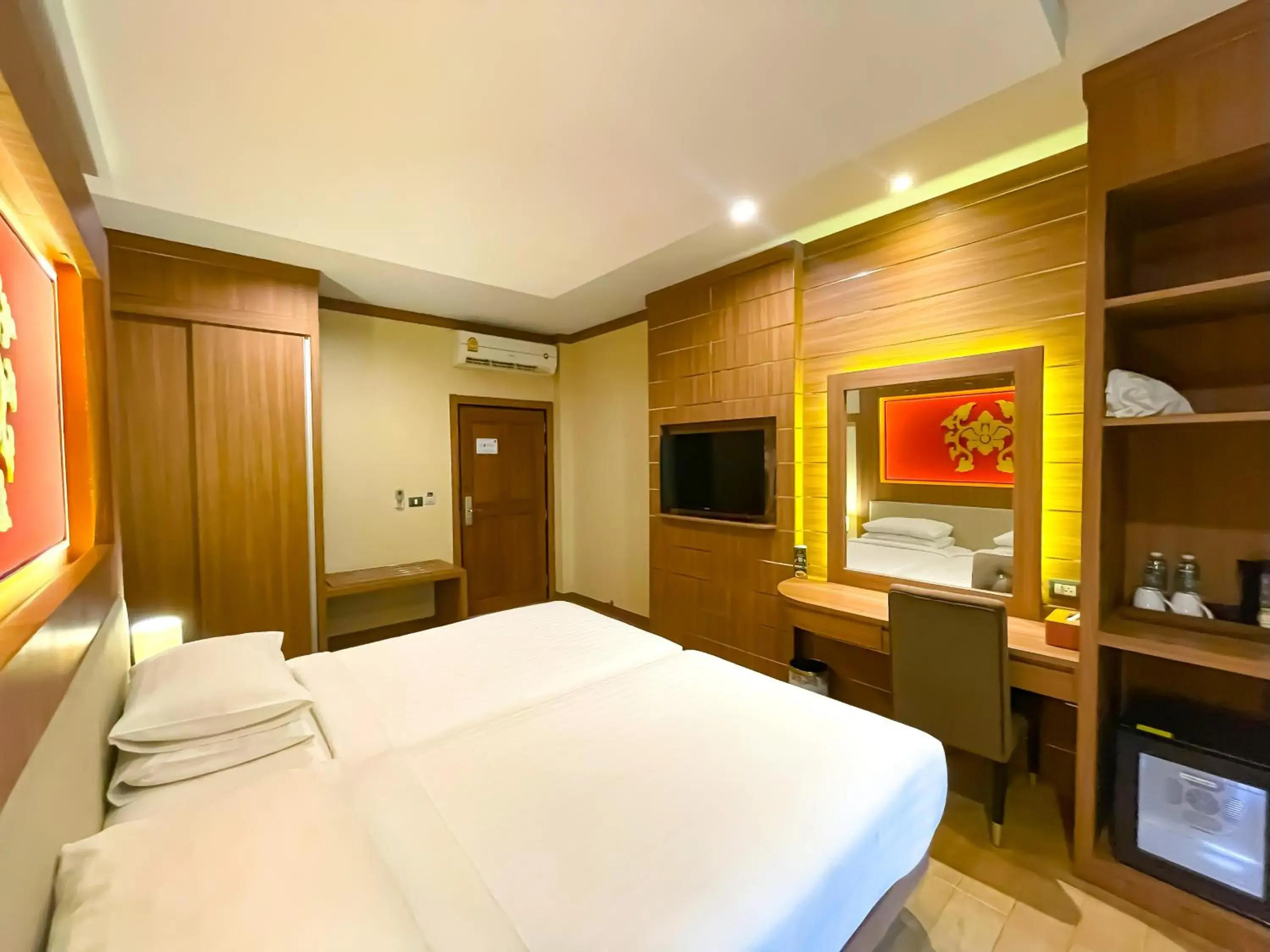 Deluxe Balcony Twin Room in Quality Beach Resorts and Spa Patong Deluxe Balcony Twin Room in Quality Beach Resorts and Spa Patong