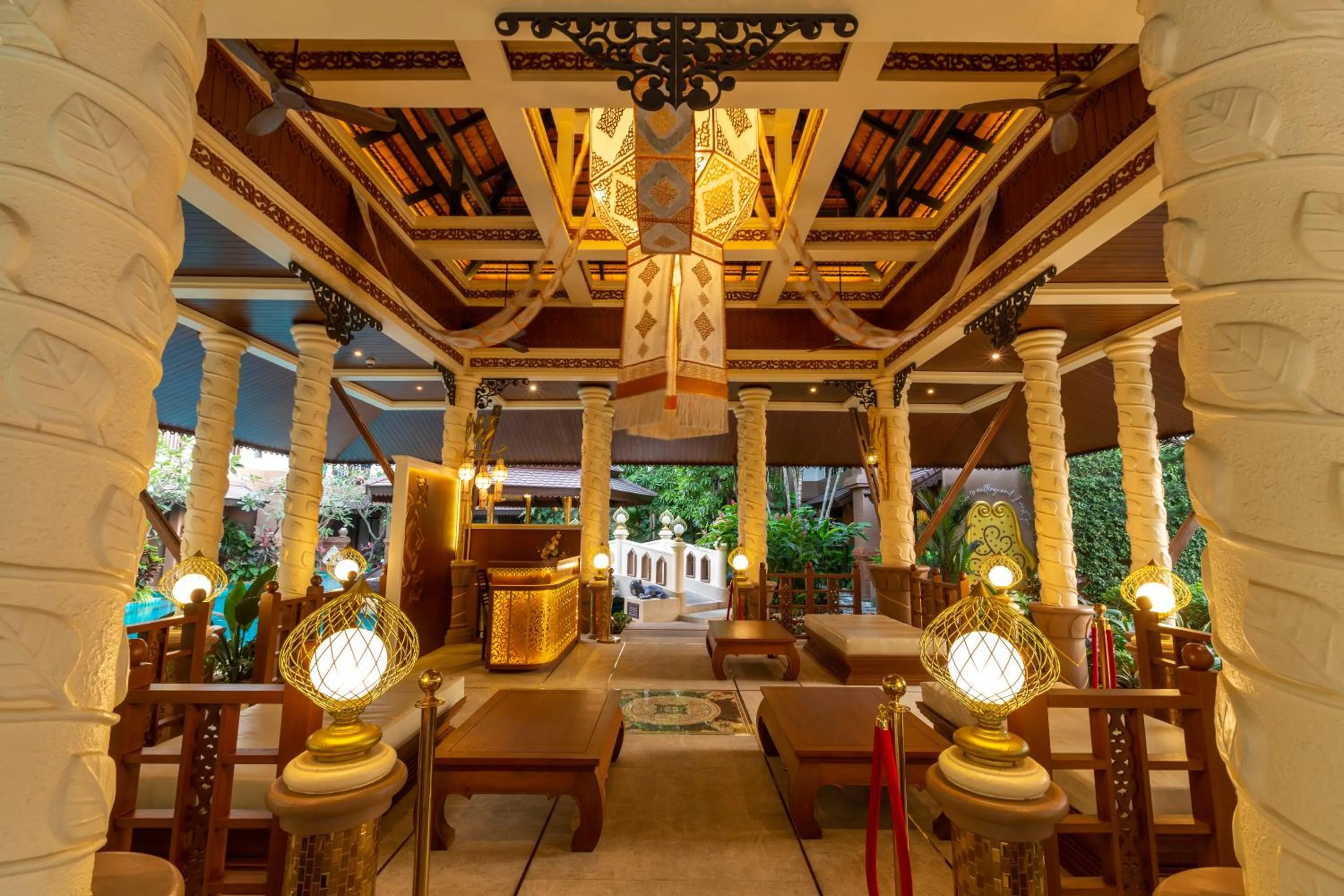 Lounge or bar in Quality Beach Resorts and Spa Patong