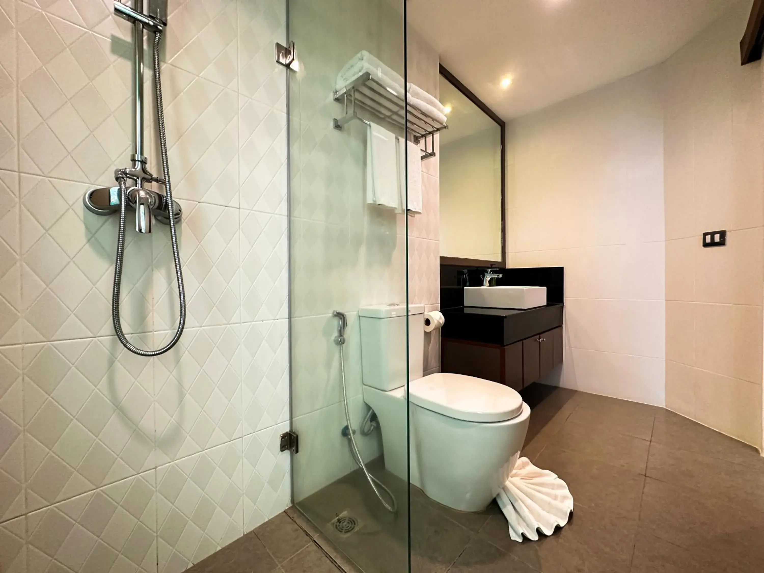 Deluxe Balcony Twin Room in Quality Beach Resorts and Spa Patong Deluxe Balcony Twin Room in Quality Beach Resorts and Spa Patong