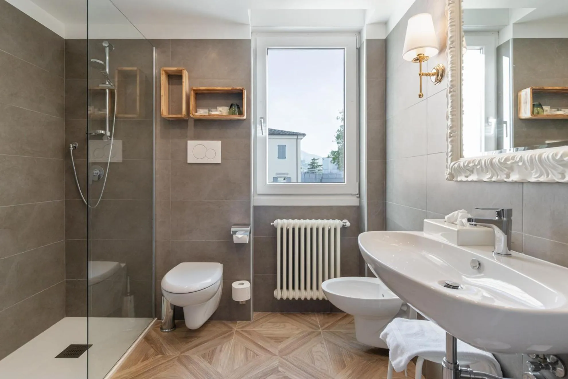 Bathroom in Hotel Leon d'Oro