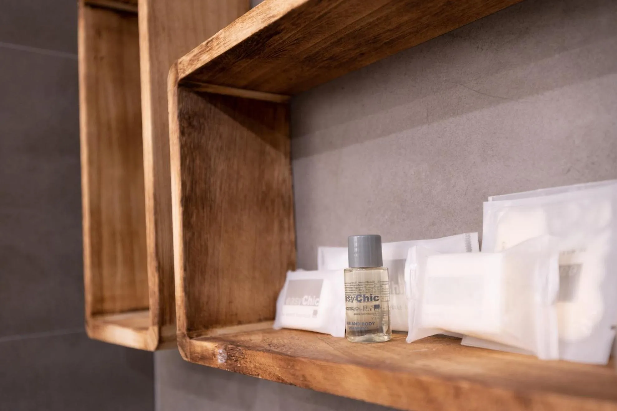 Bathroom, Bed in Hotel Leon d'Oro