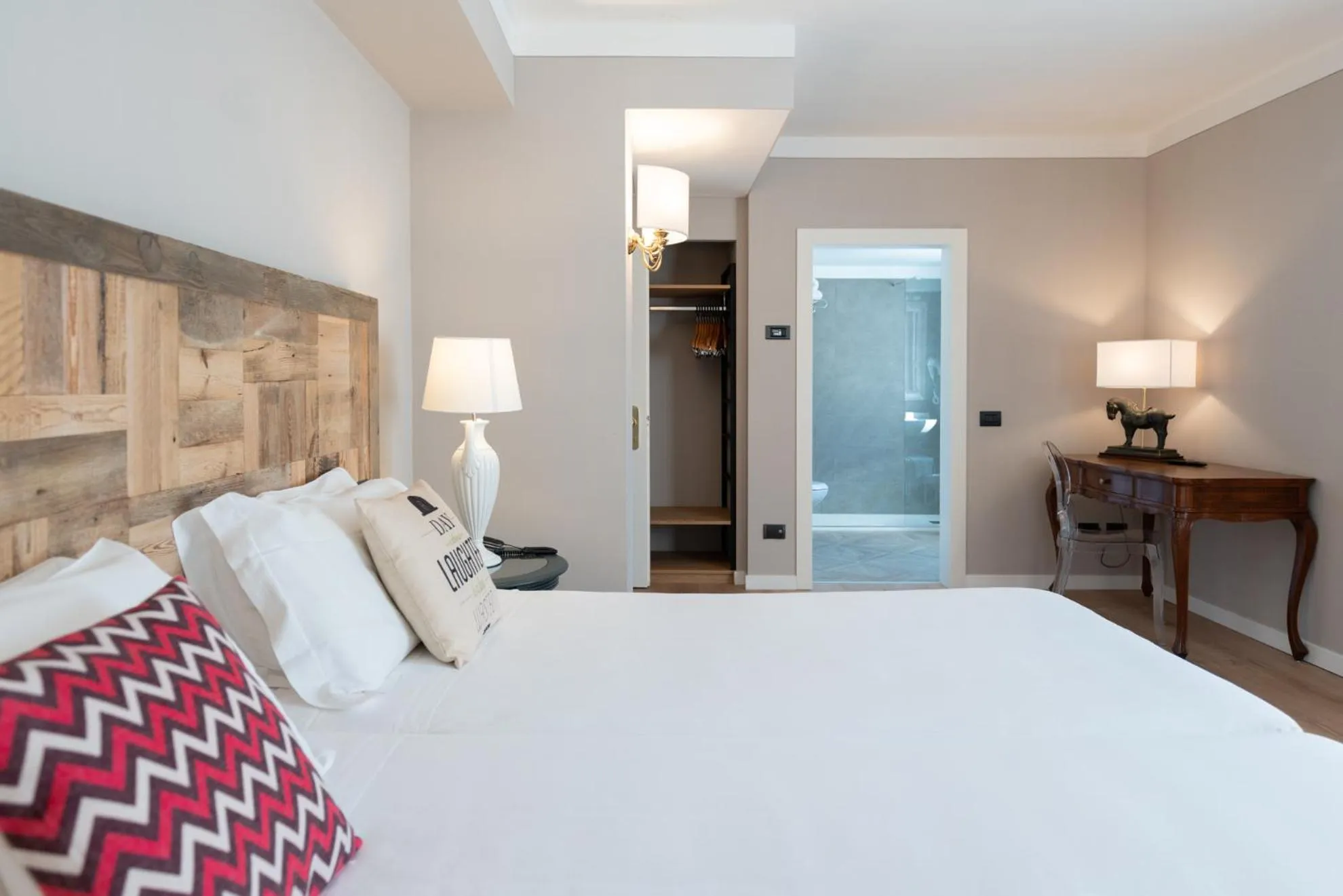 Bathroom, Bed in Hotel Leon d'Oro