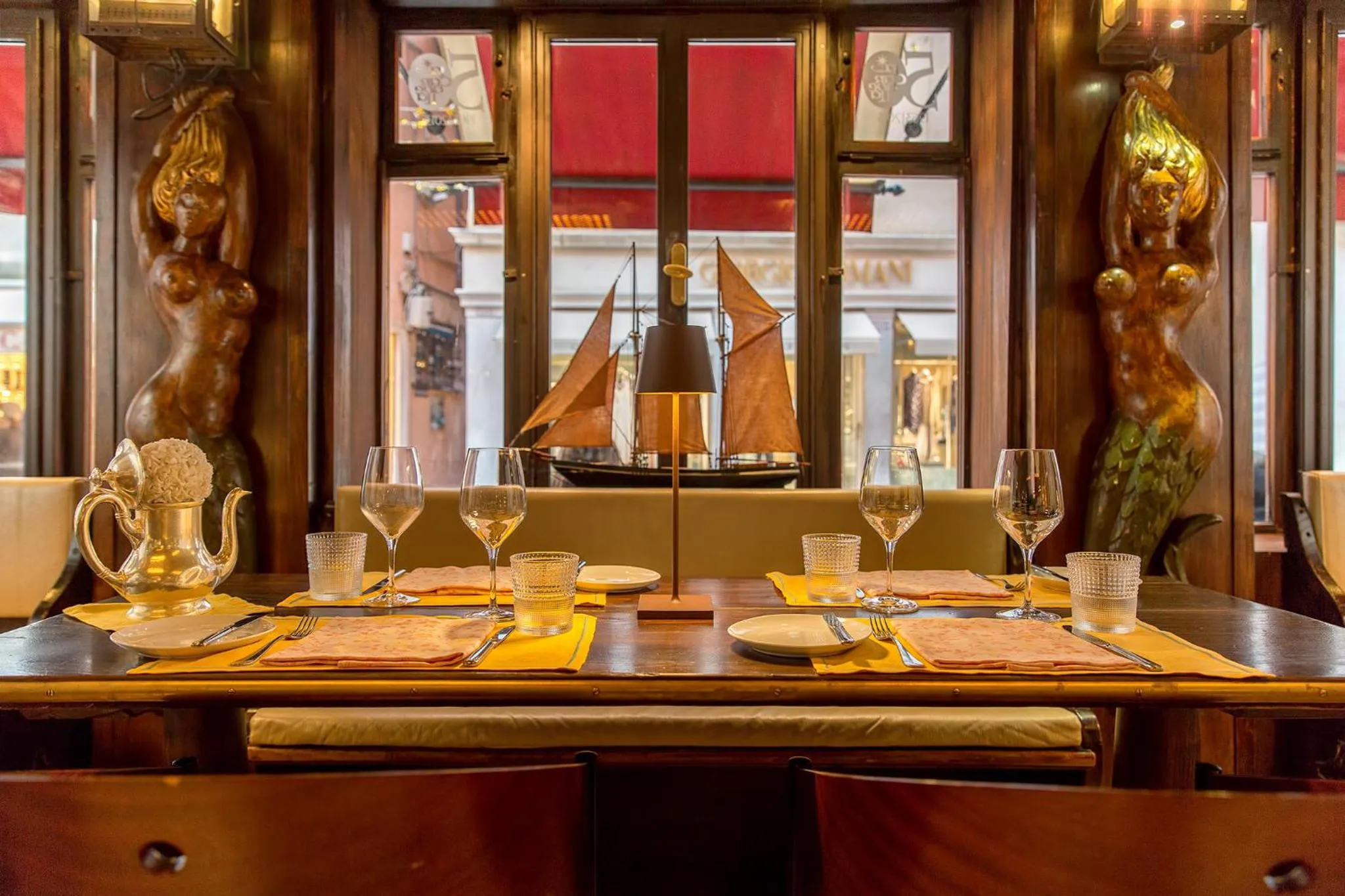 Restaurant/places to eat in Hotel Saturnia & International