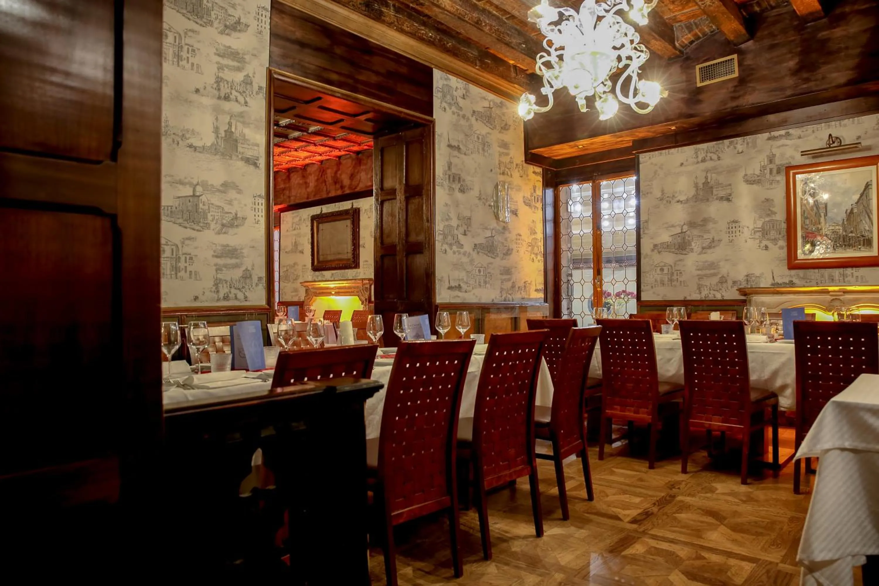 Restaurant/places to eat in Hotel Saturnia & International