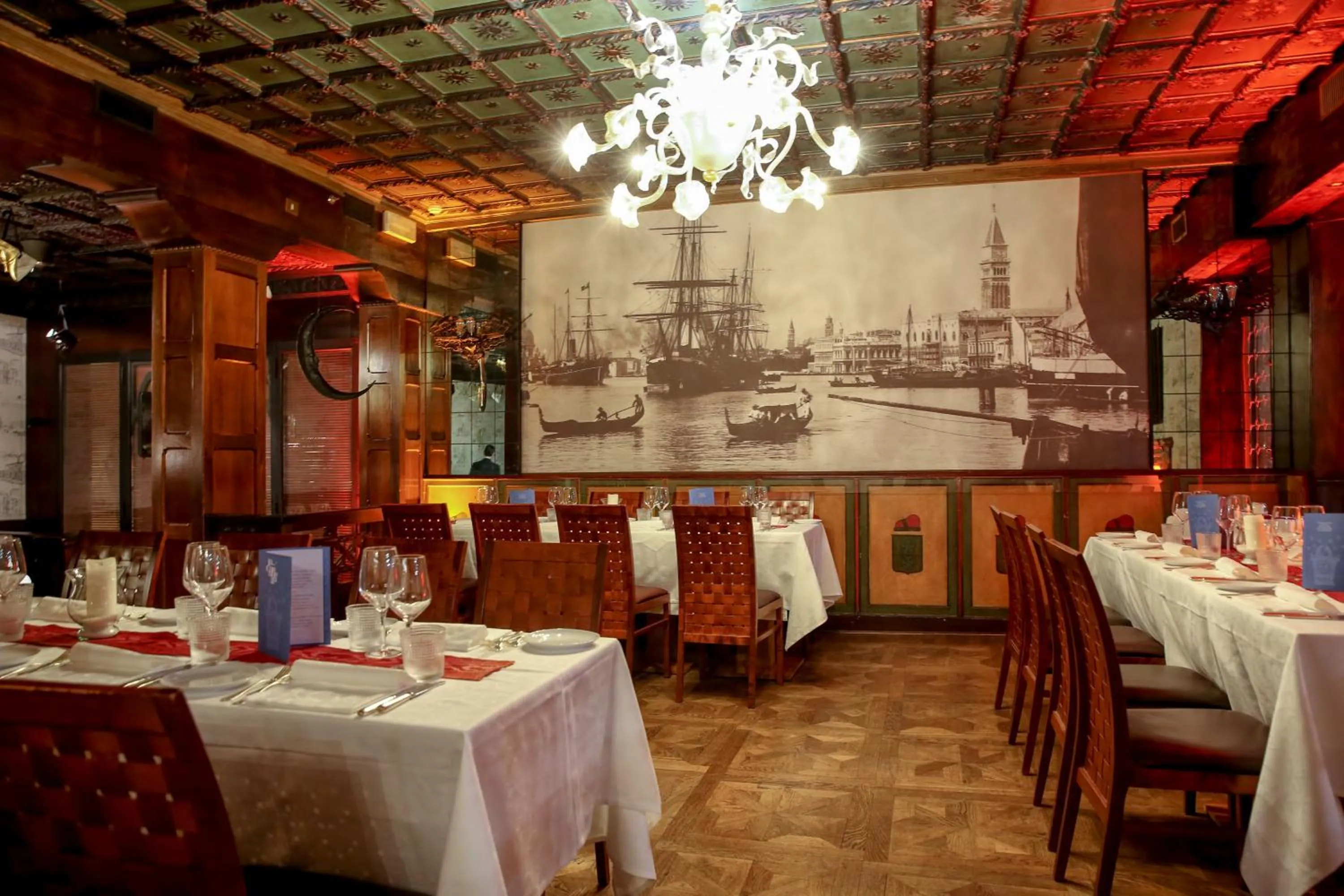 Restaurant/places to eat in Hotel Saturnia & International