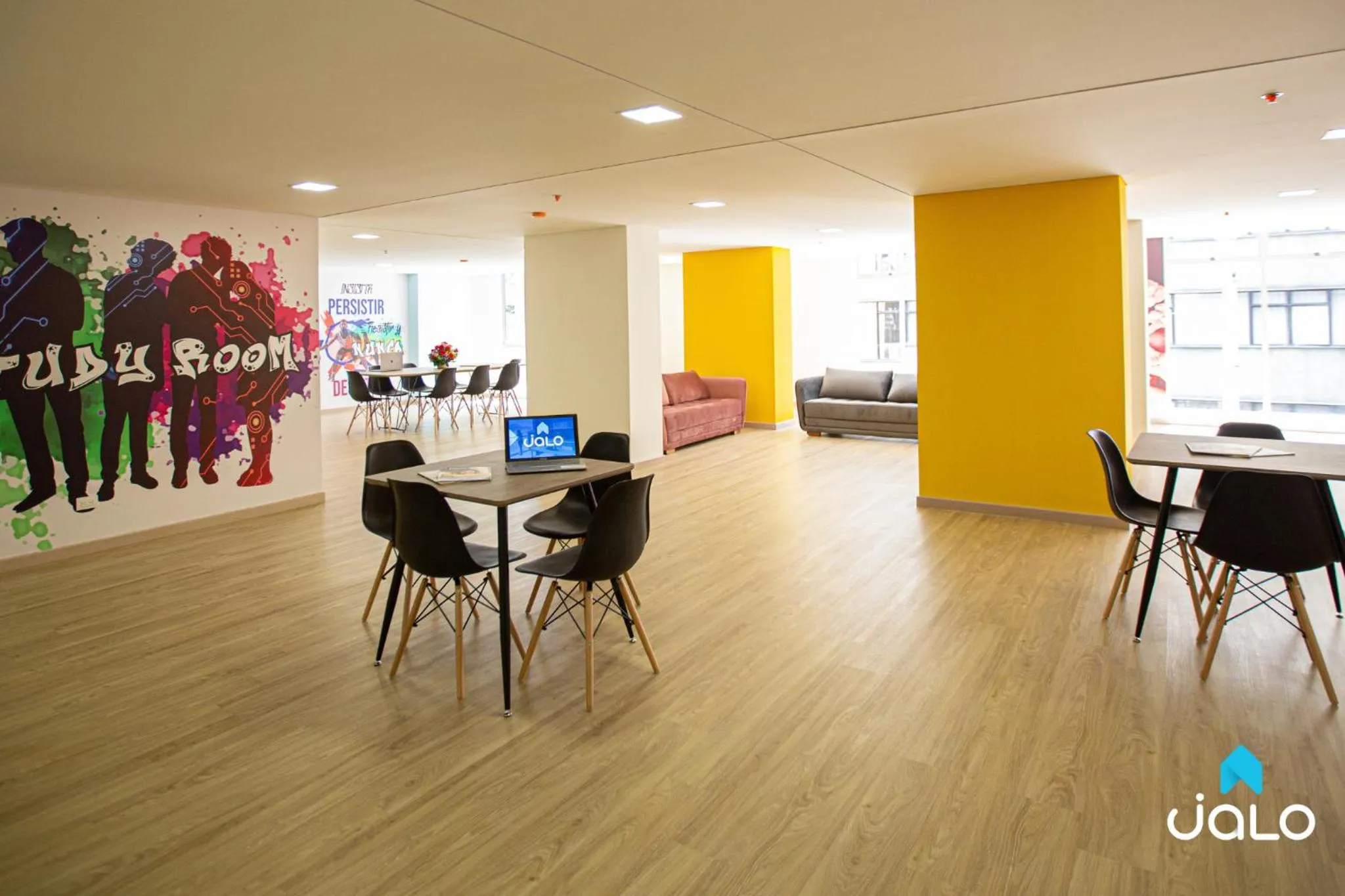 Communal lounge/ TV room in Torre Ventto Lofts By Jalo