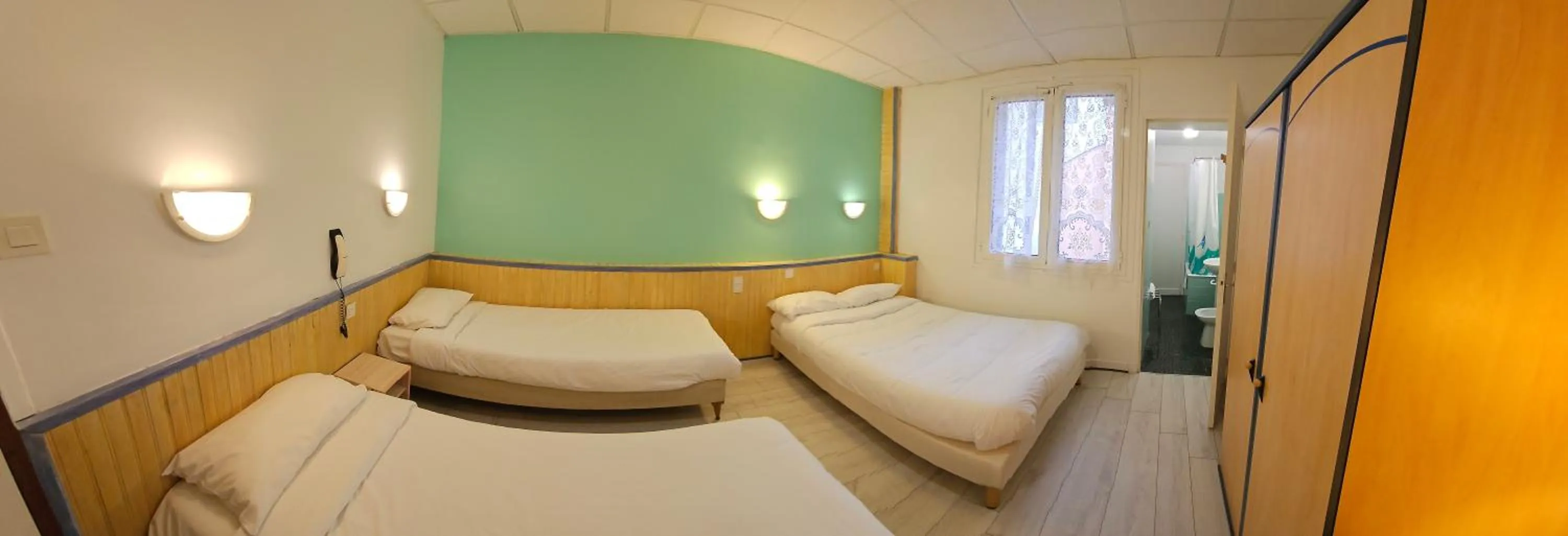 Bed in Hotel CÖRONA Lourdes