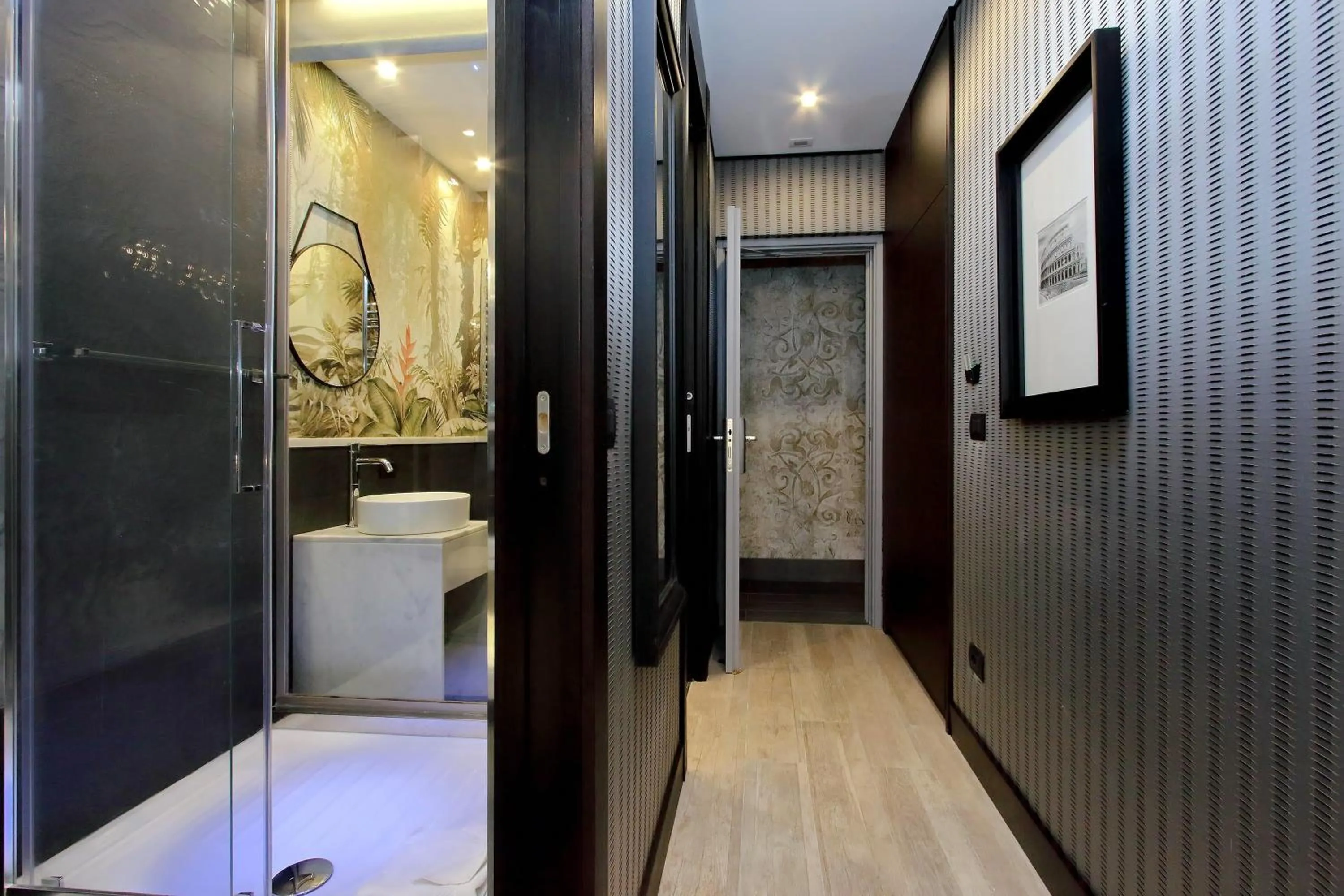 Shower in HELMIRAGE PIAZZA DI SPAGNA SUITE