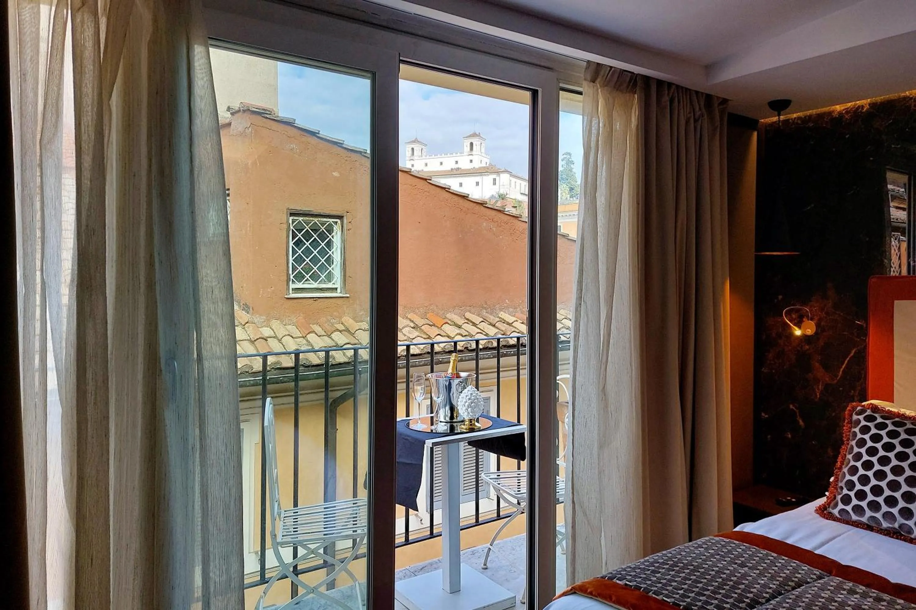 Bed in HELMIRAGE PIAZZA DI SPAGNA SUITE