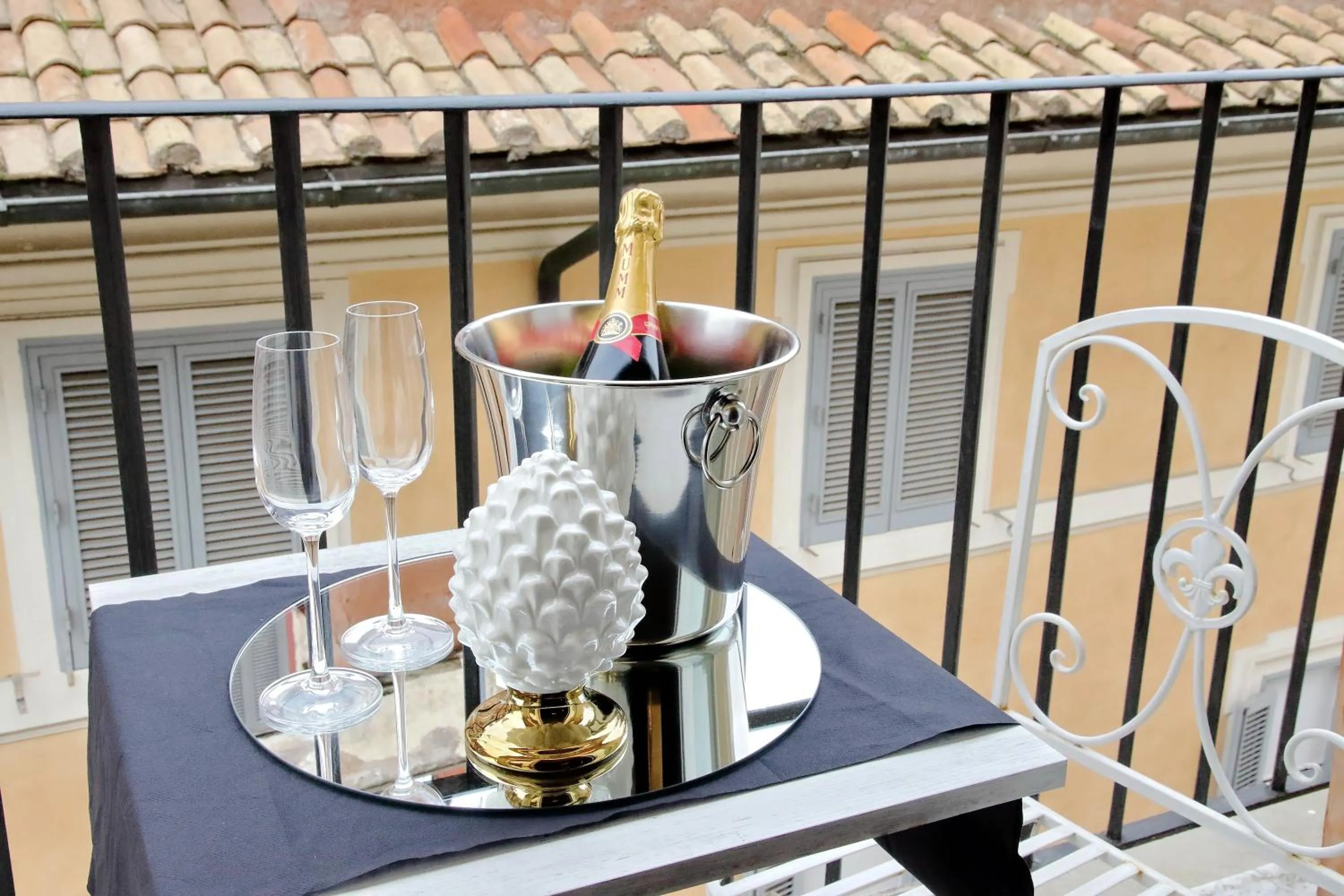 Property building in HELMIRAGE PIAZZA DI SPAGNA SUITE