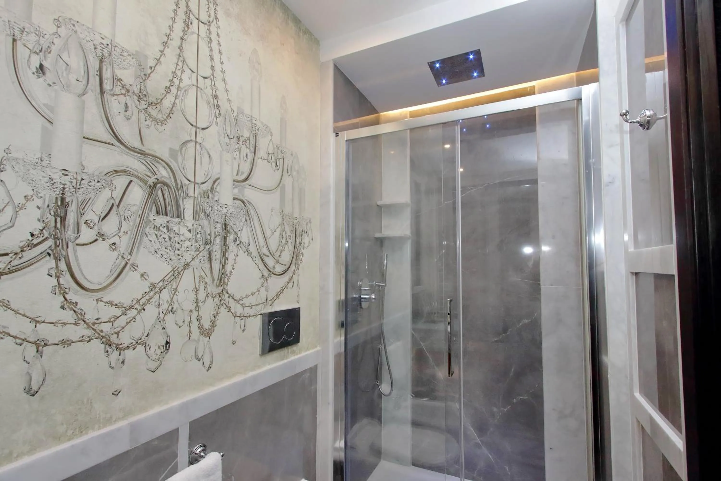 Shower in HELMIRAGE PIAZZA DI SPAGNA SUITE