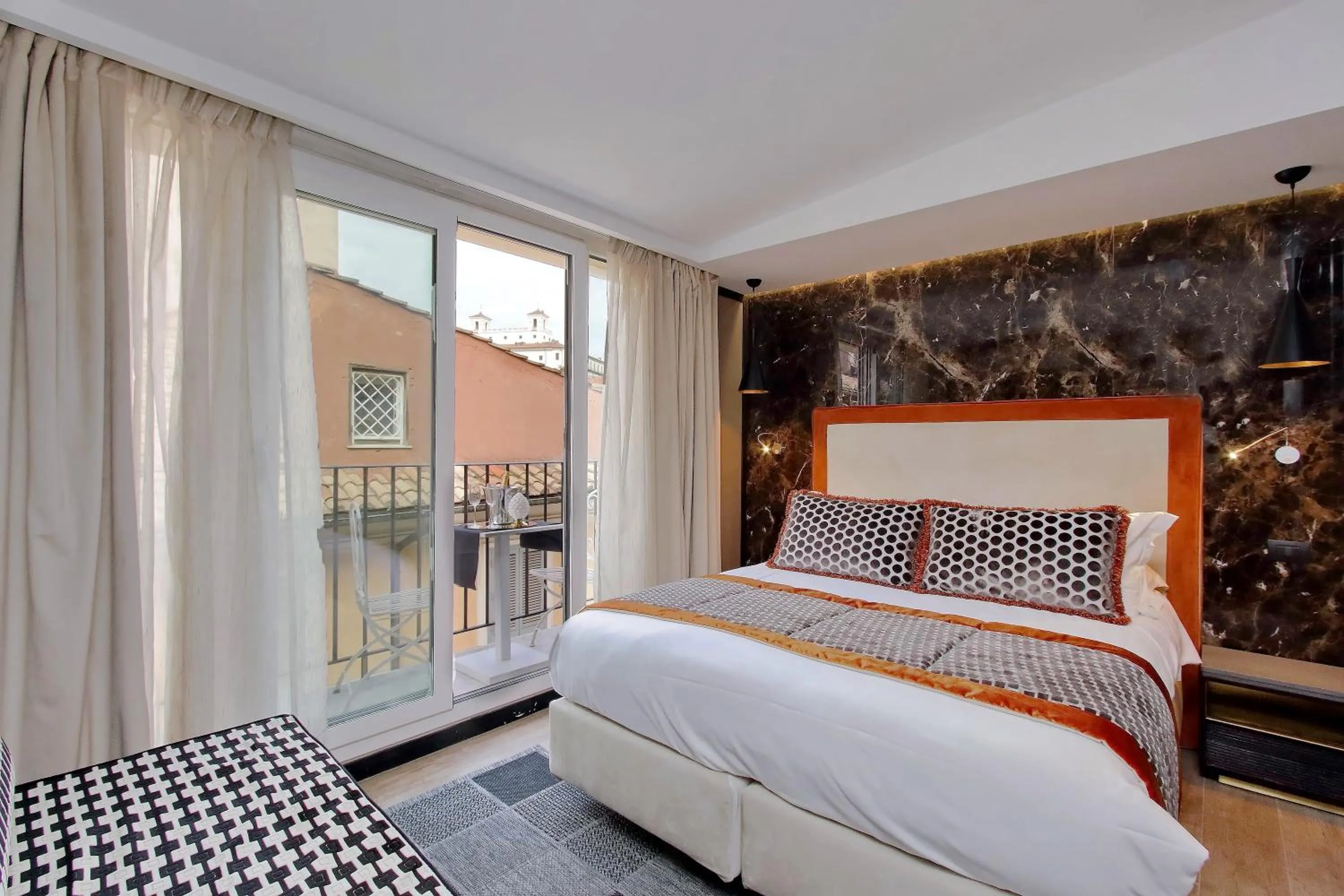 Bed in HELMIRAGE PIAZZA DI SPAGNA SUITE