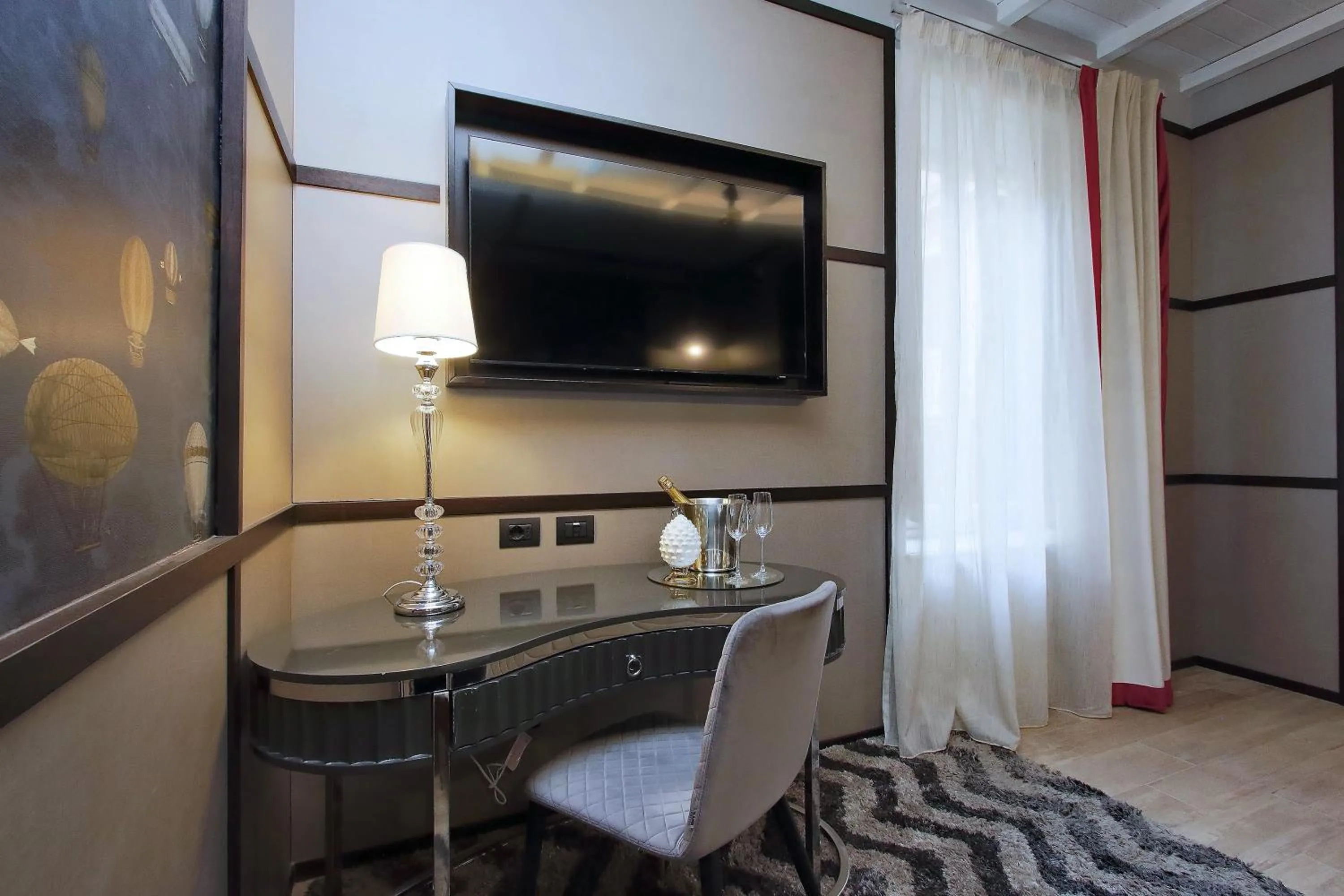 TV and multimedia in HELMIRAGE PIAZZA DI SPAGNA SUITE