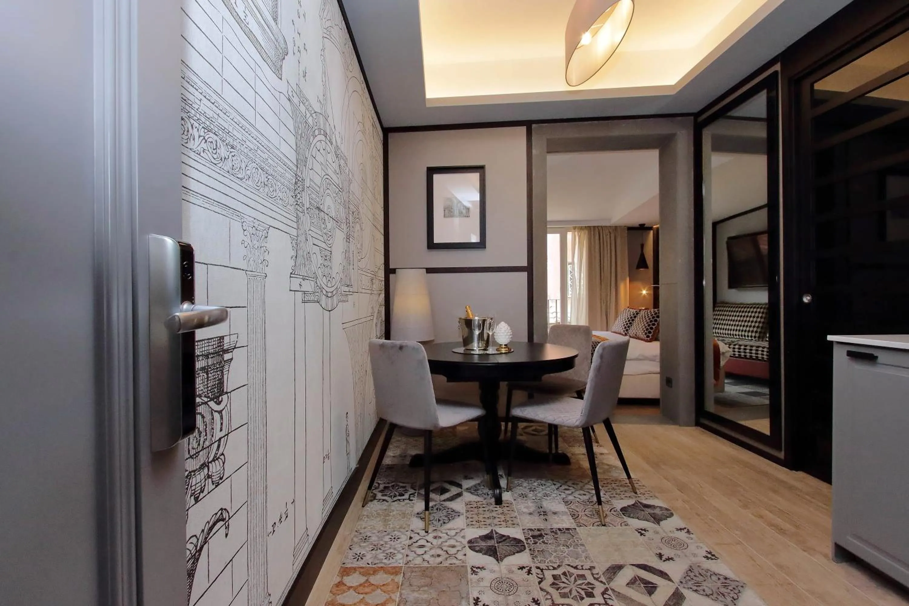 Bed in HELMIRAGE PIAZZA DI SPAGNA SUITE