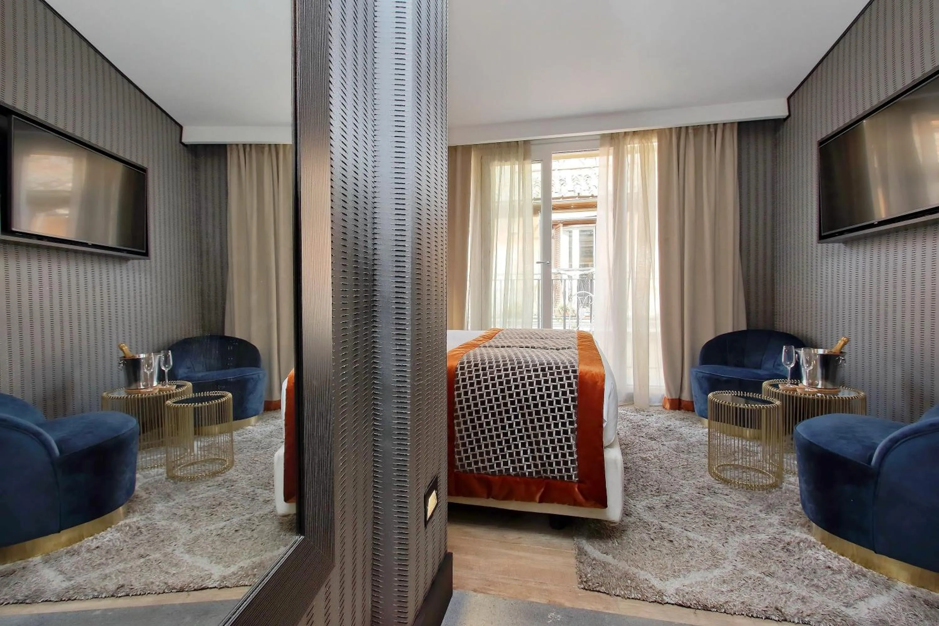 Bed in HELMIRAGE PIAZZA DI SPAGNA SUITE